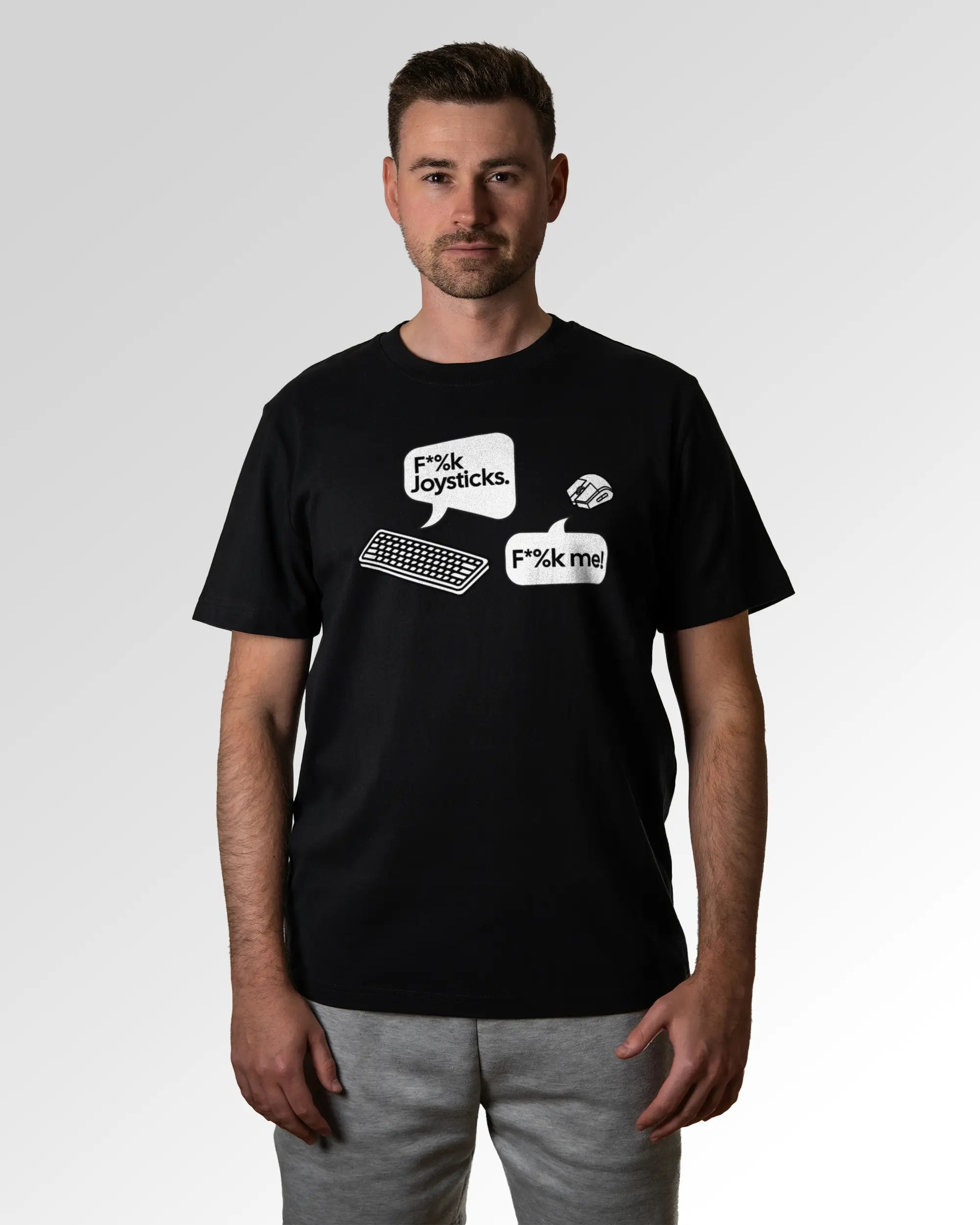 Primärer Modelshot der Druckseite des Organic Unisex T-Shirts von Maondo im Heavy Fit mit dem Design Keystrokes in der Farbe Black