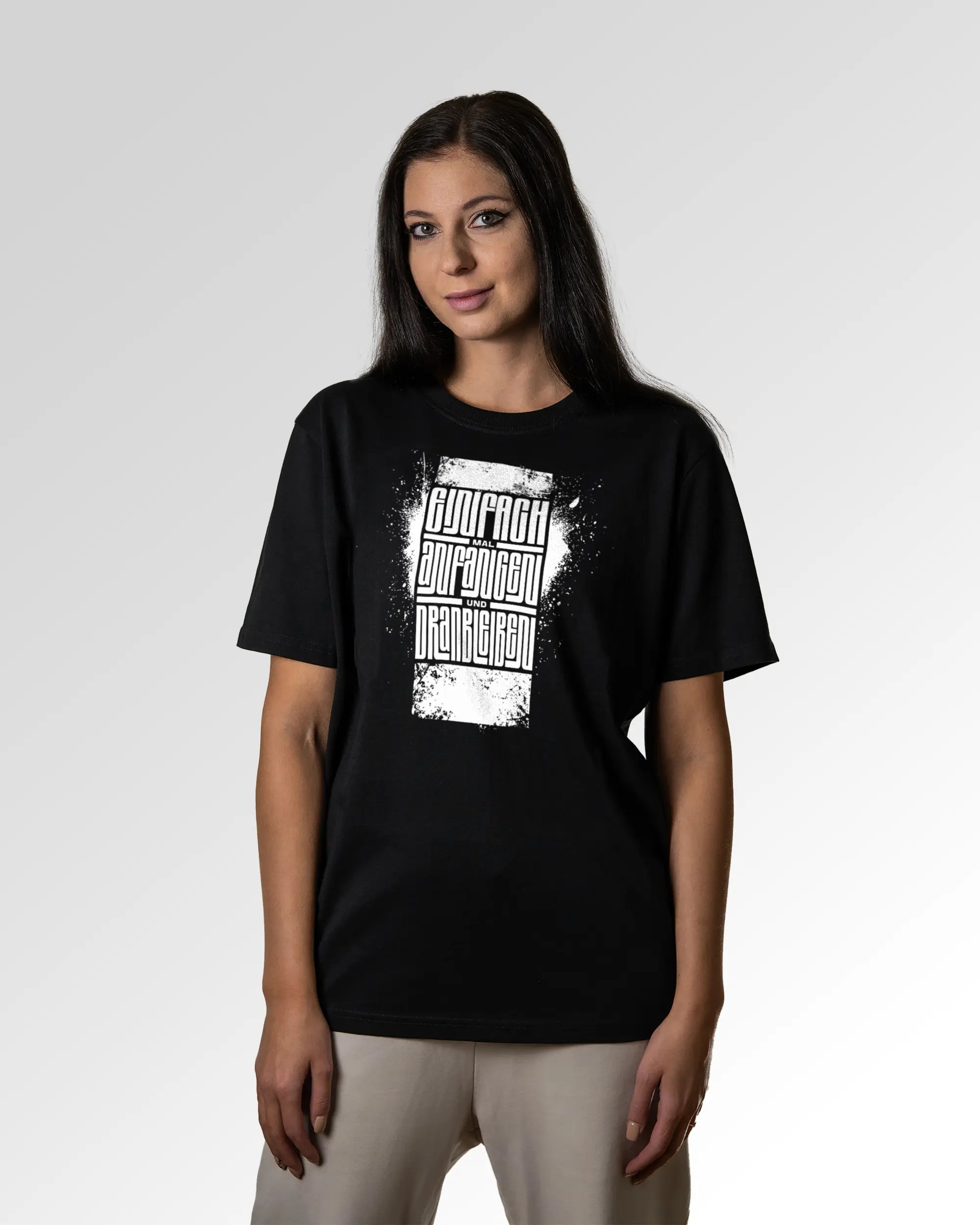 Sekundärer Modelshot der Druckseite des Organic Unisex T-Shirts von Maondo im Heavy Fit mit dem Design Einfach Anfangen in der Farbe Black