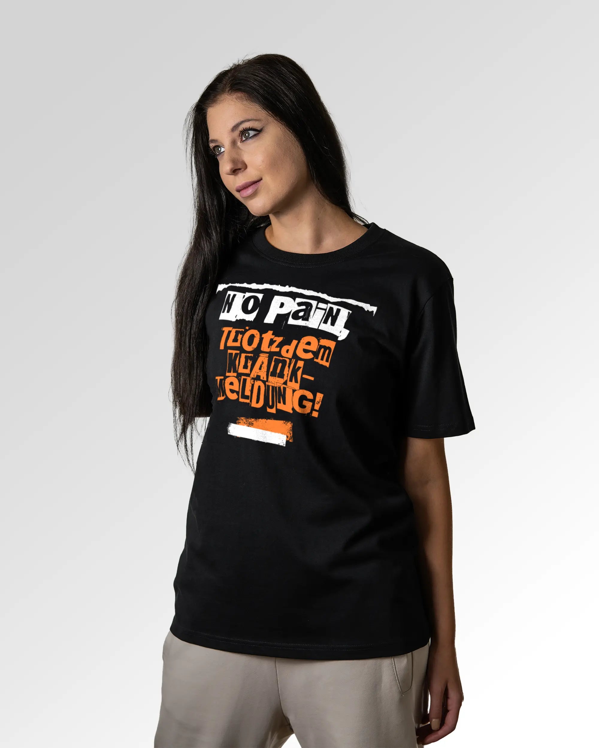 Sekundärer Modelshot der Druckseite des Organic Unisex T-Shirts von Maondo im Heavy Fit mit dem Design Krankmeldung in der Farbe Black