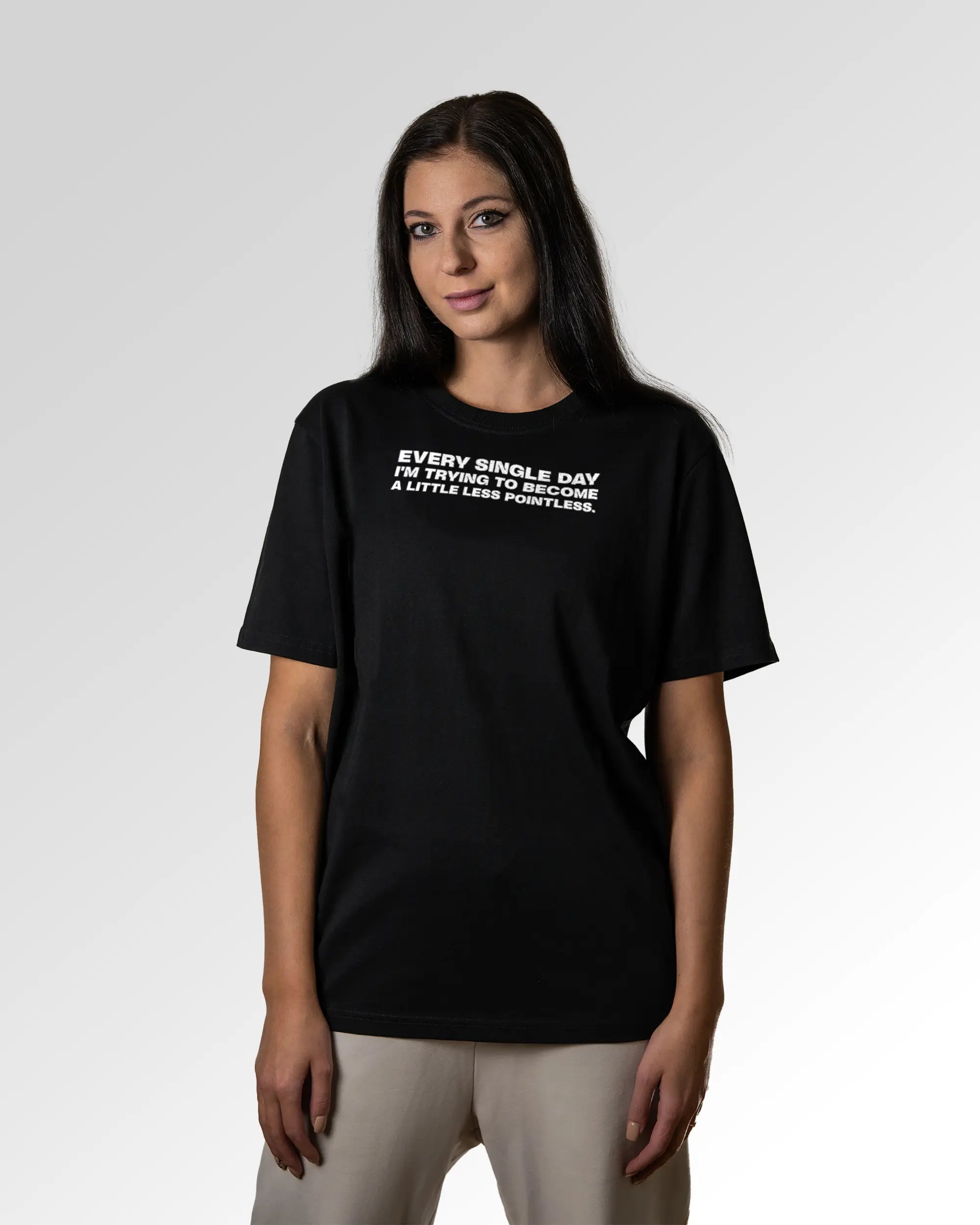 Sekundärer Modelshot der Druckseite des Organic Unisex T-Shirts von Maondo im Heavy Fit mit dem Design Less Pointless in der Farbe Black