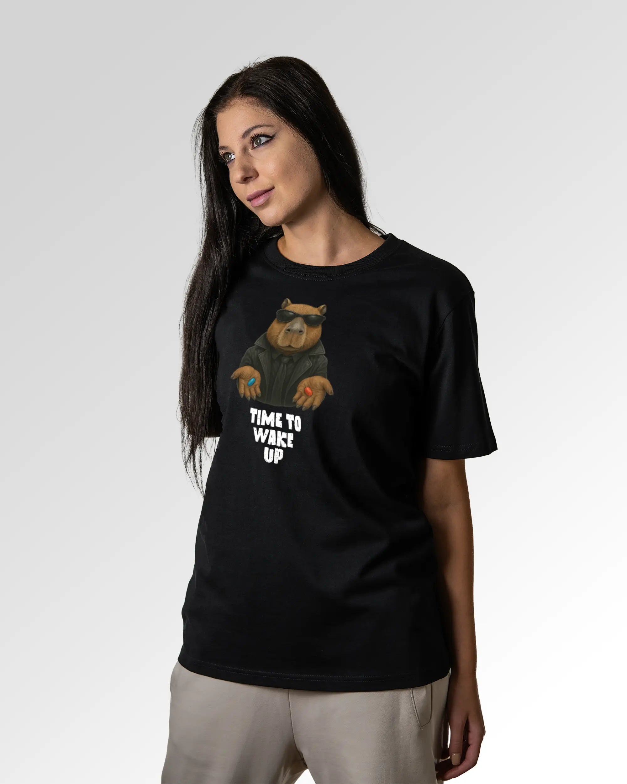 Sekundärer Modelshot der Druckseite des Organic Unisex T-Shirts von Maondo im Heavy Fit mit dem Design Wake up in der Farbe Black