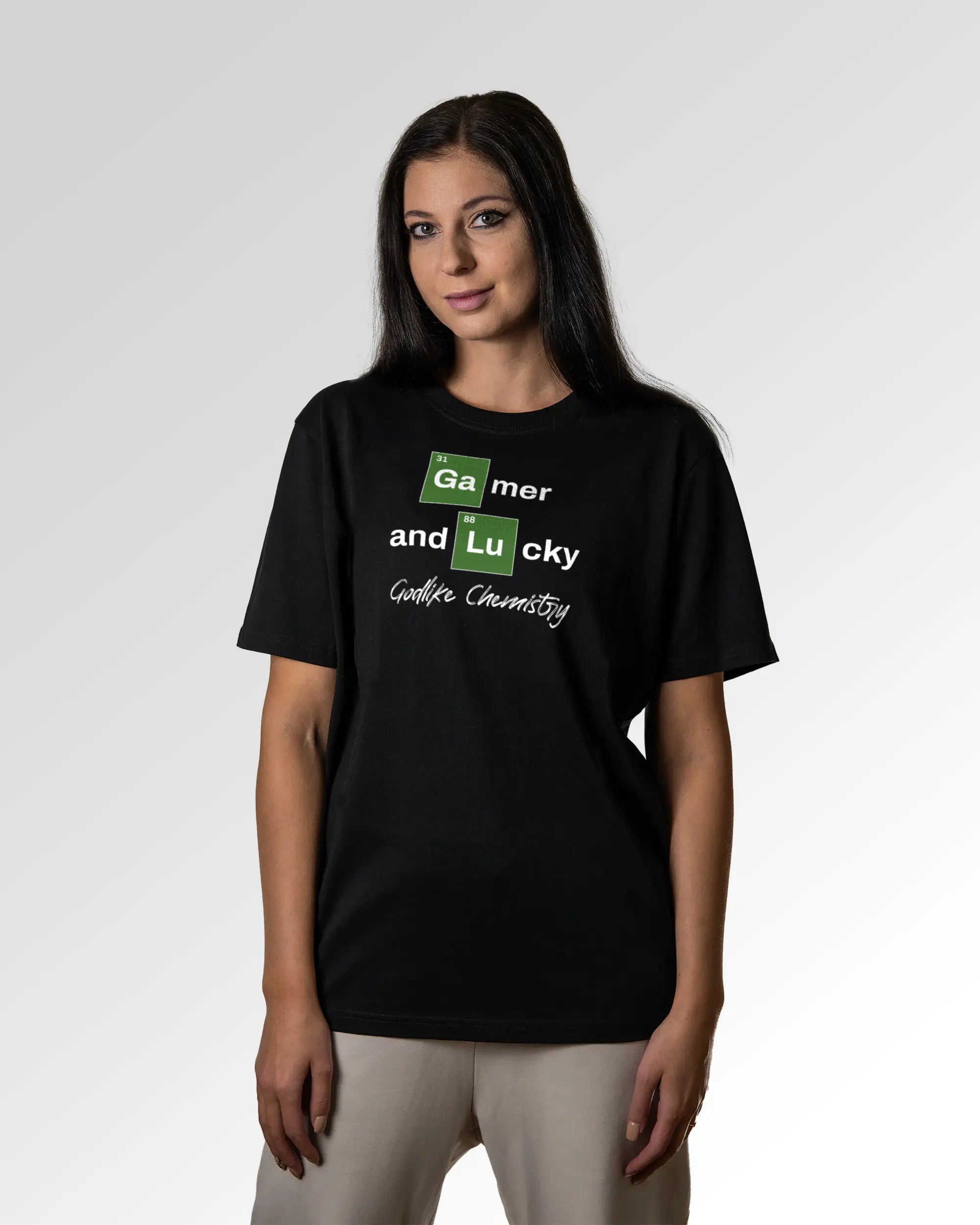 Sekundärer Modelshot der Druckseite des Organic Unisex T-Shirts von Maondo im Heavy Fit mit dem Design Gamer Chemistry in der Farbe Black