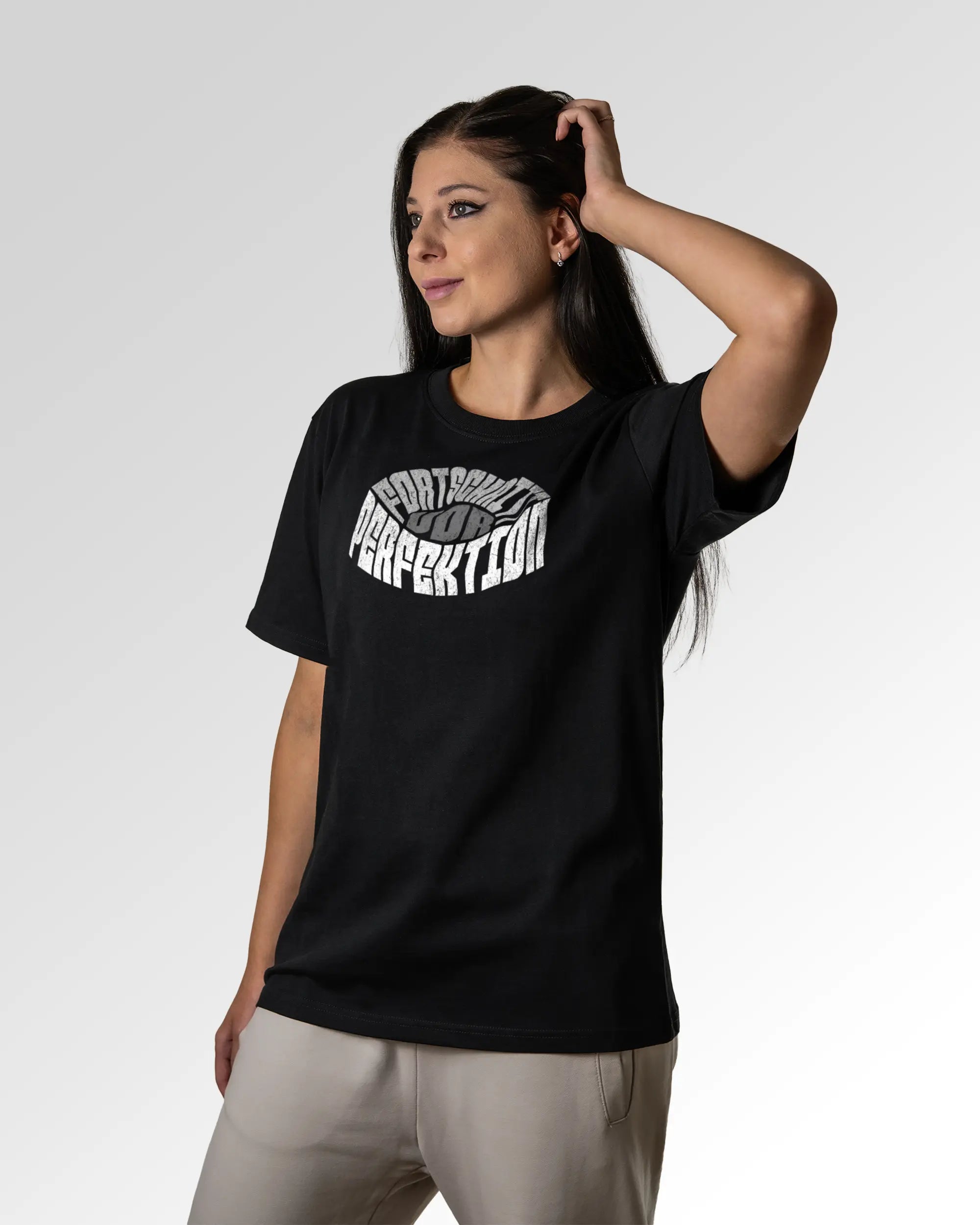 Sekundärer Modelshot der Druckseite des Organic Unisex T-Shirts von Maondo im Heavy Fit mit dem Design Geh mal vor in der Farbe Black