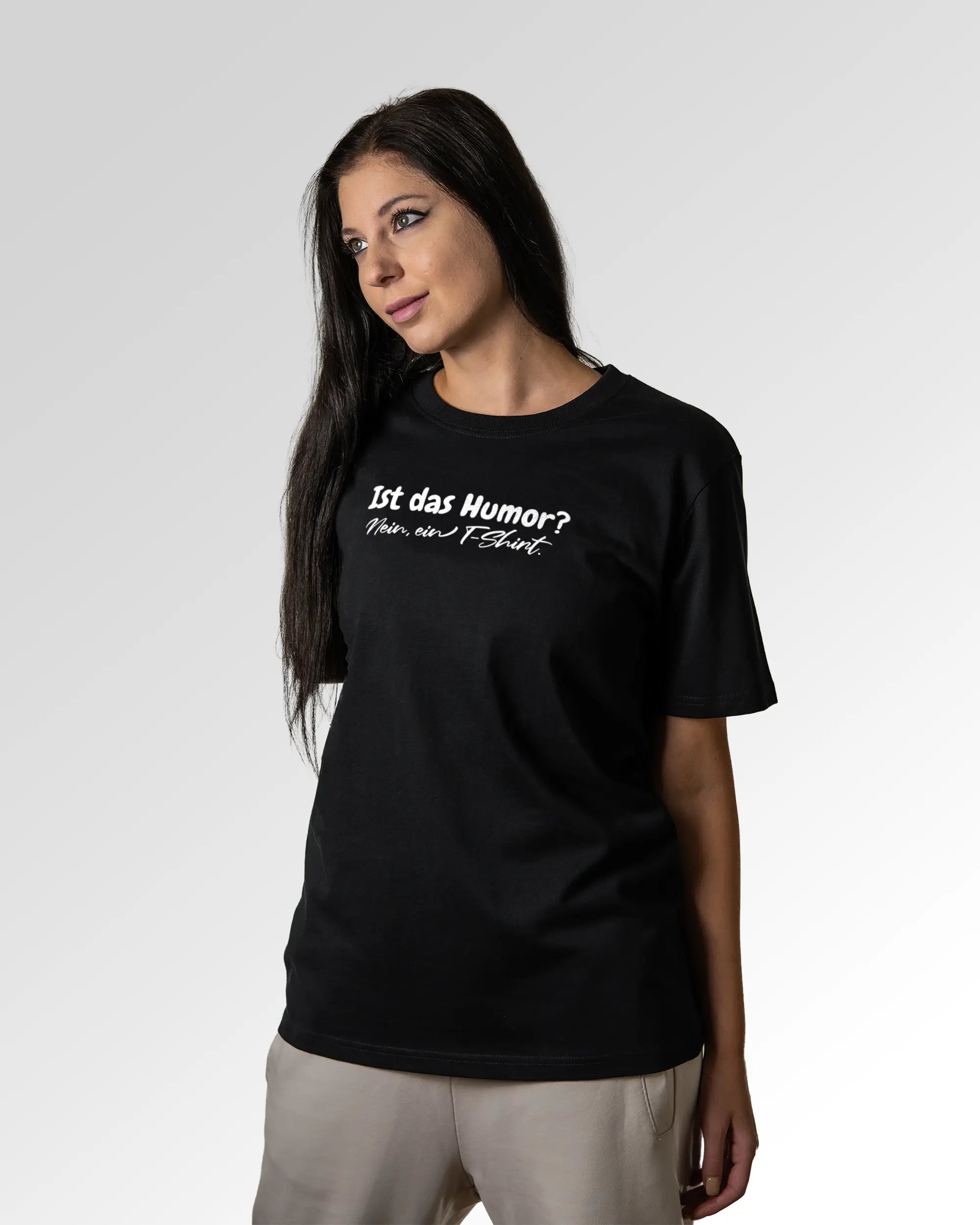 Sekundärer Modelshot der Druckseite des Organic Unisex T-Shirts von Maondo im Heavy Fit mit dem Design T-Shirt mit Humor in der Farbe Black