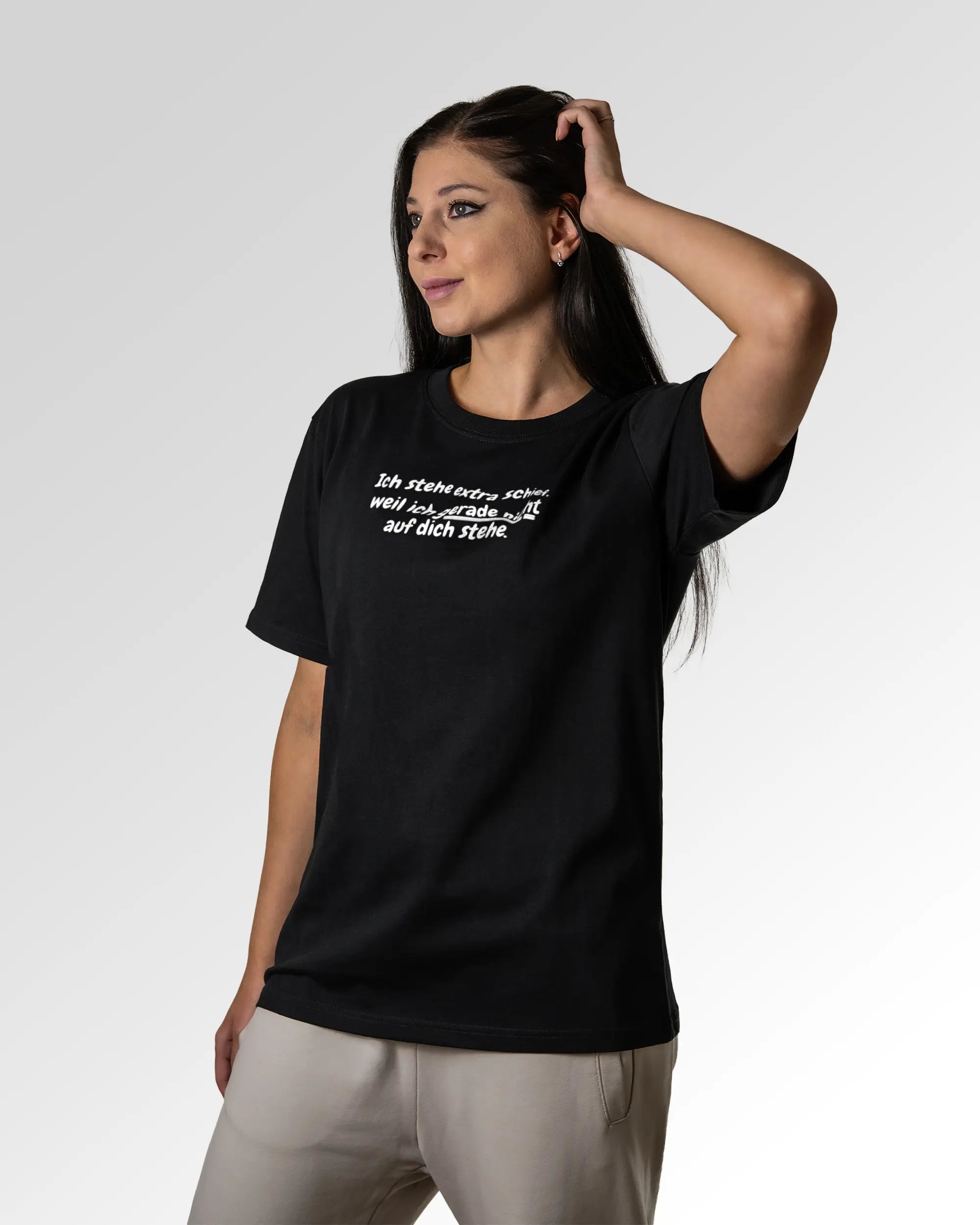 Sekundärer Modelshot der Druckseite des Organic Unisex T-Shirts von Maondo im Heavy Fit mit dem Design Flirty AF in der Farbe Black