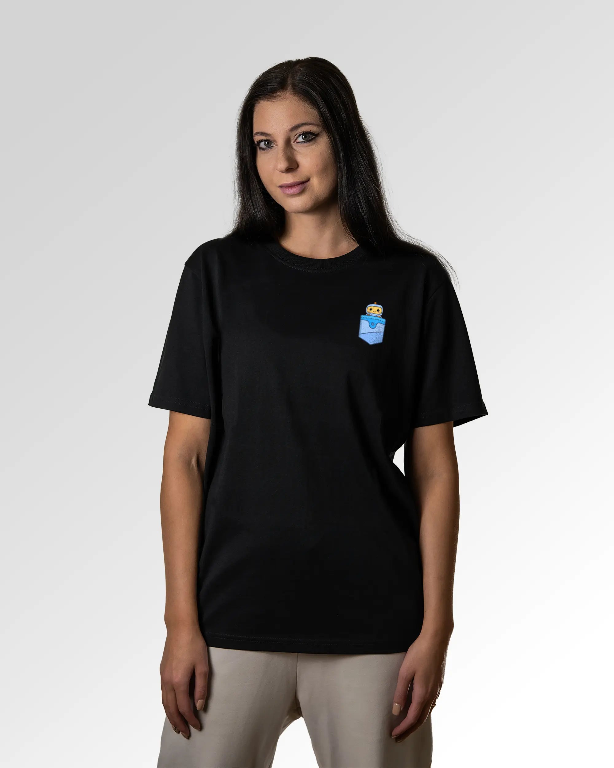 Sekundärer Modelshot der Druckseite des Organic Unisex T-Shirts von Maondo im Heavy Fit mit dem Design Taschenbot in der Farbe Black