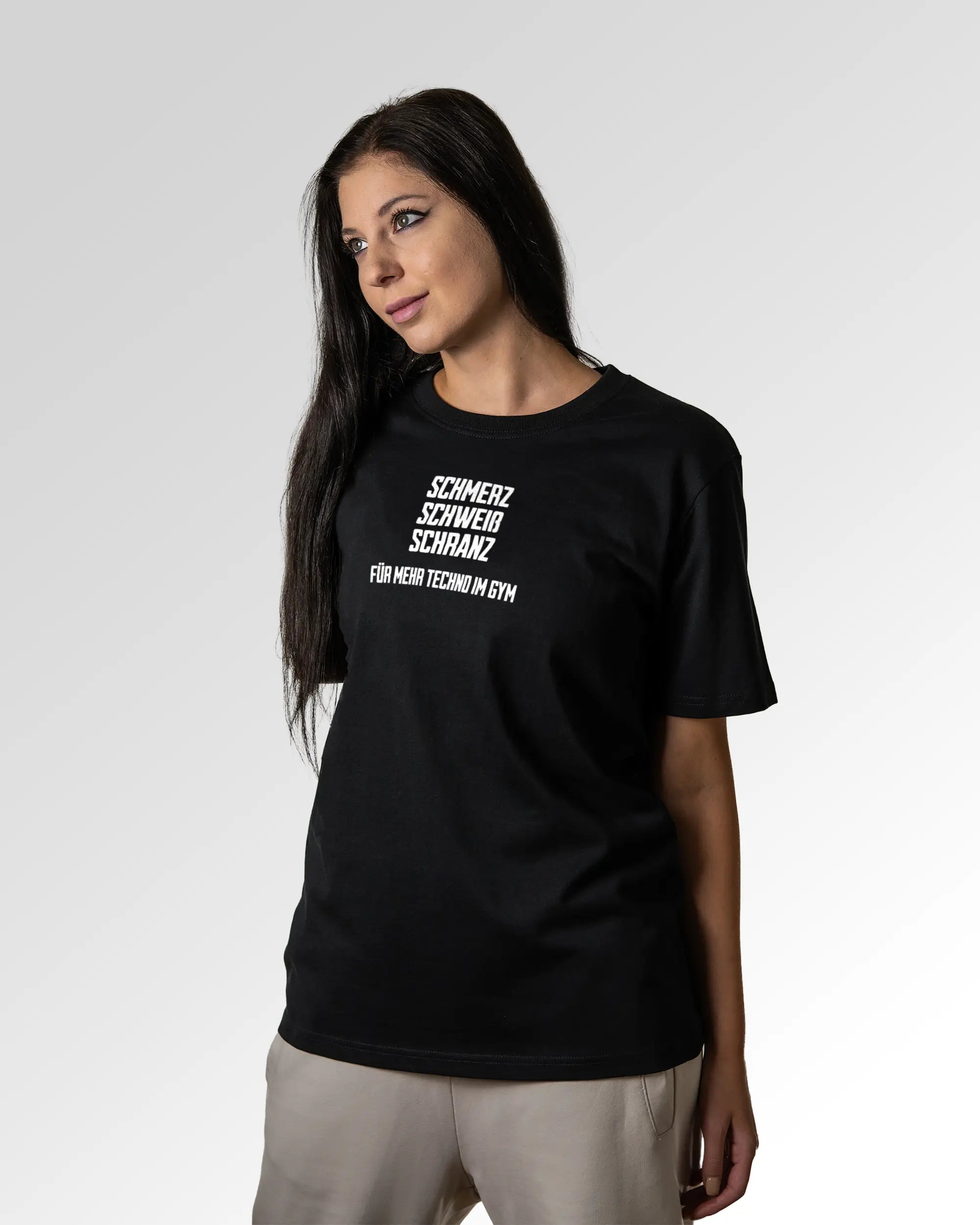 Sekundärer Modelshot der Druckseite des Organic Unisex T-Shirts von Maondo im Heavy Fit mit dem Design Techno im Gym in der Farbe Black