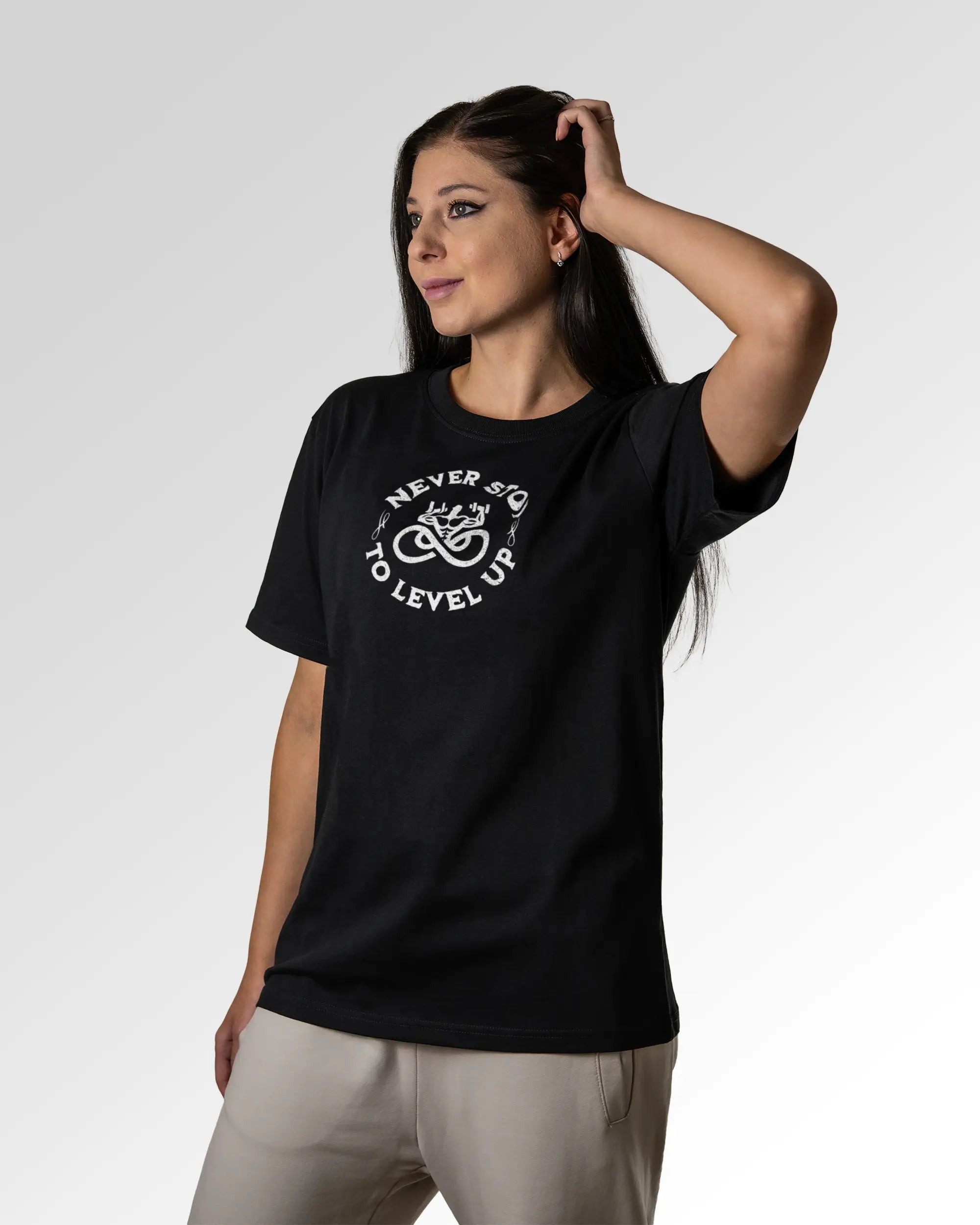 Sekundärer Modelshot der Druckseite des Organic Unisex T-Shirts von Maondo im Heavy Fit mit dem Design Lift Longer in der Farbe Black