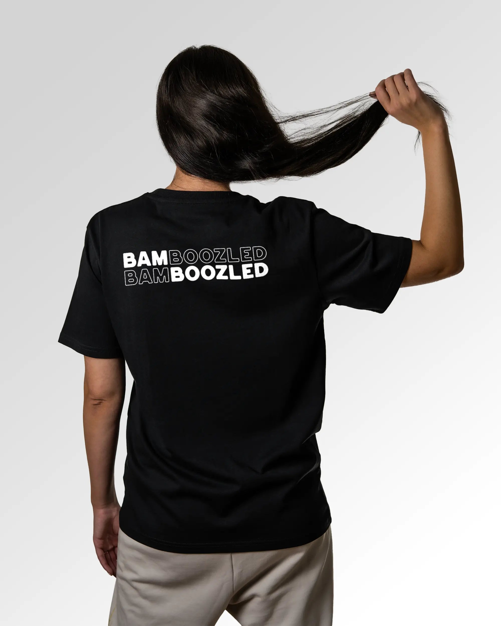 Sekundärer Modelshot der Druckseite des Organic Unisex T-Shirts von Maondo im Heavy Fit mit dem Design Double Bamboozled in der Farbe Black