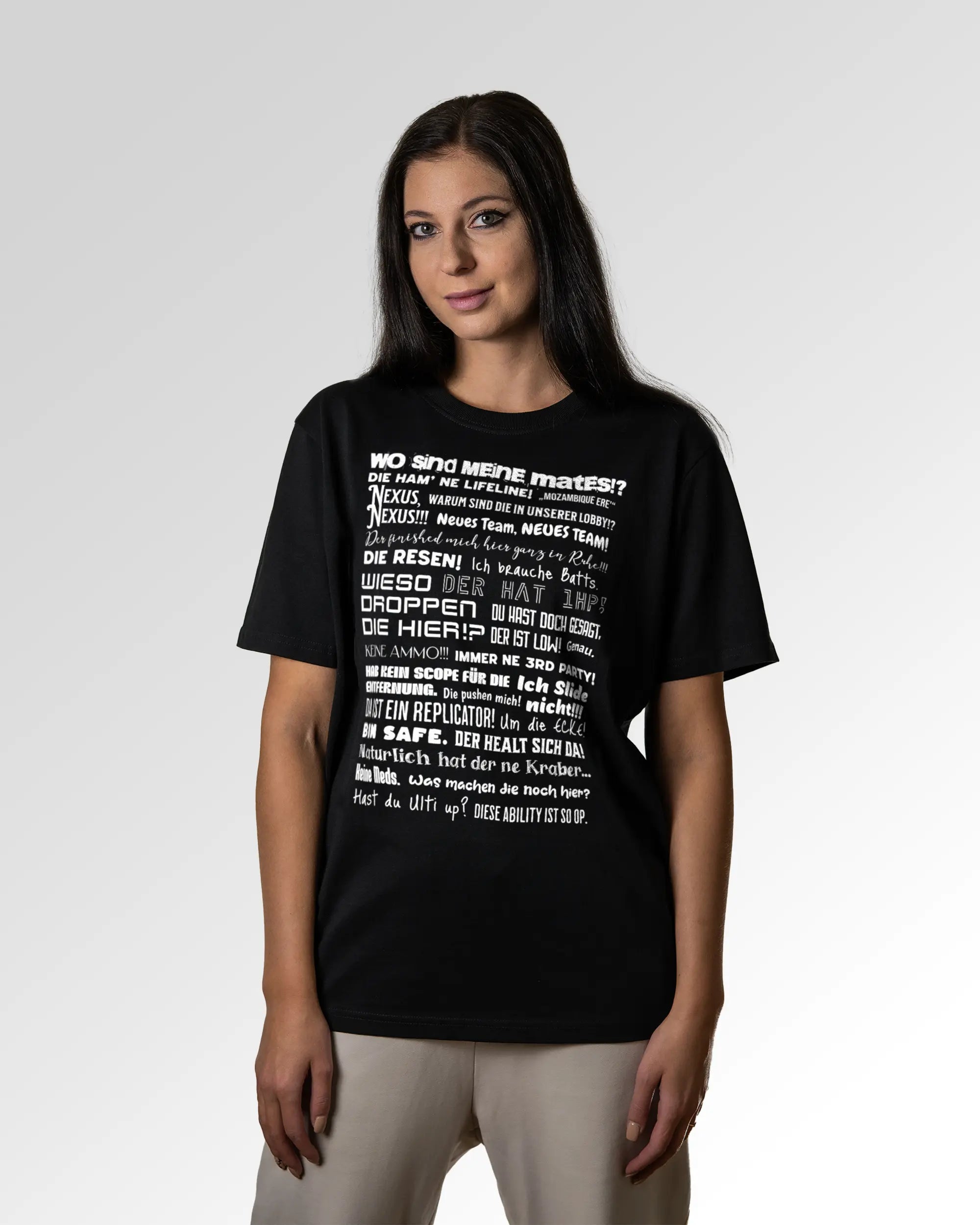 Sekundärer Modelshot der Druckseite des Organic Unisex T-Shirts von Maondo im Heavy Fit mit dem Design Apex Storytime in der Farbe Black