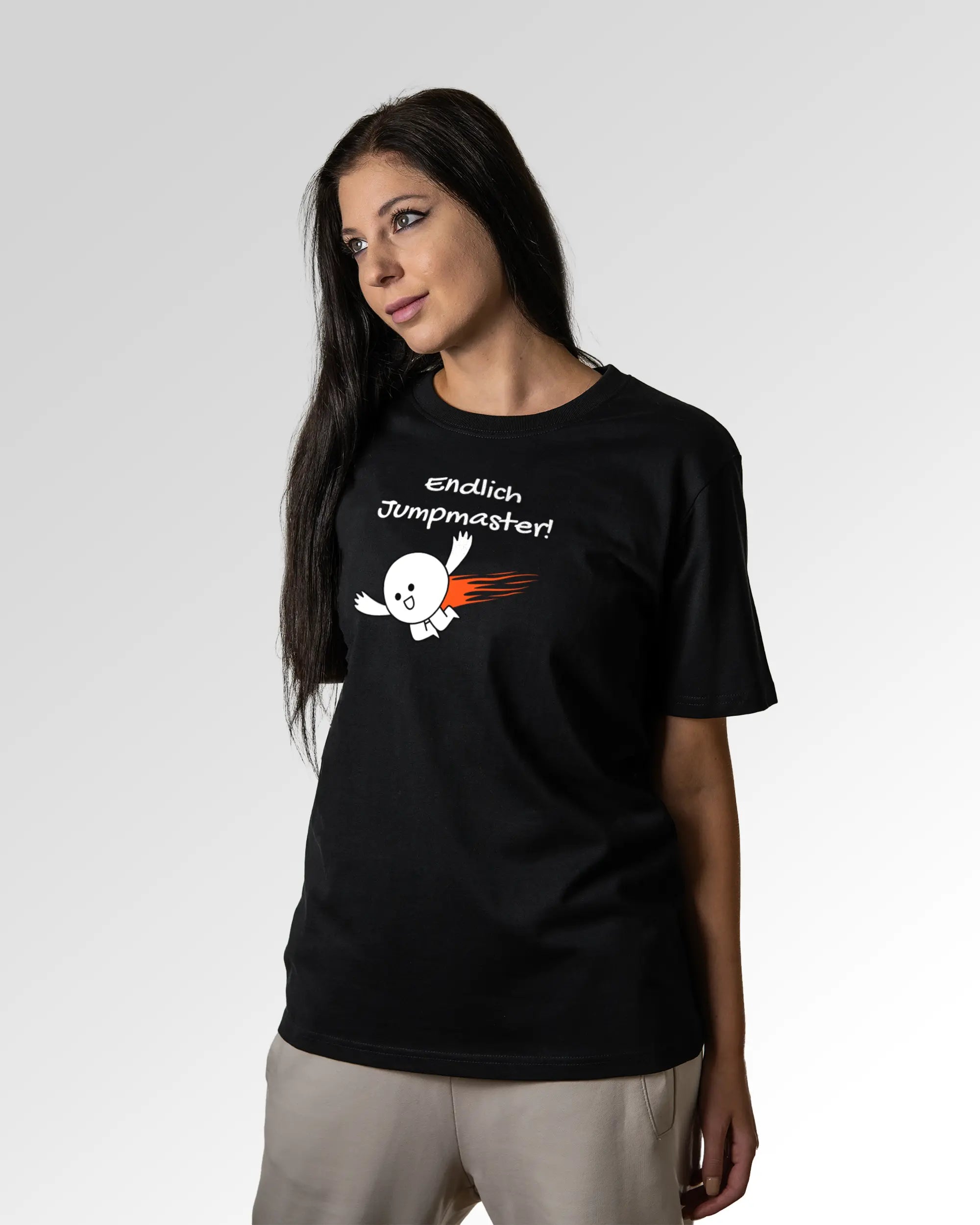 Sekundärer Modelshot der Druckseite des Organic Unisex T-Shirts von Maondo im Heavy Fit mit dem Design Endlich Jumpmaster in der Farbe Black