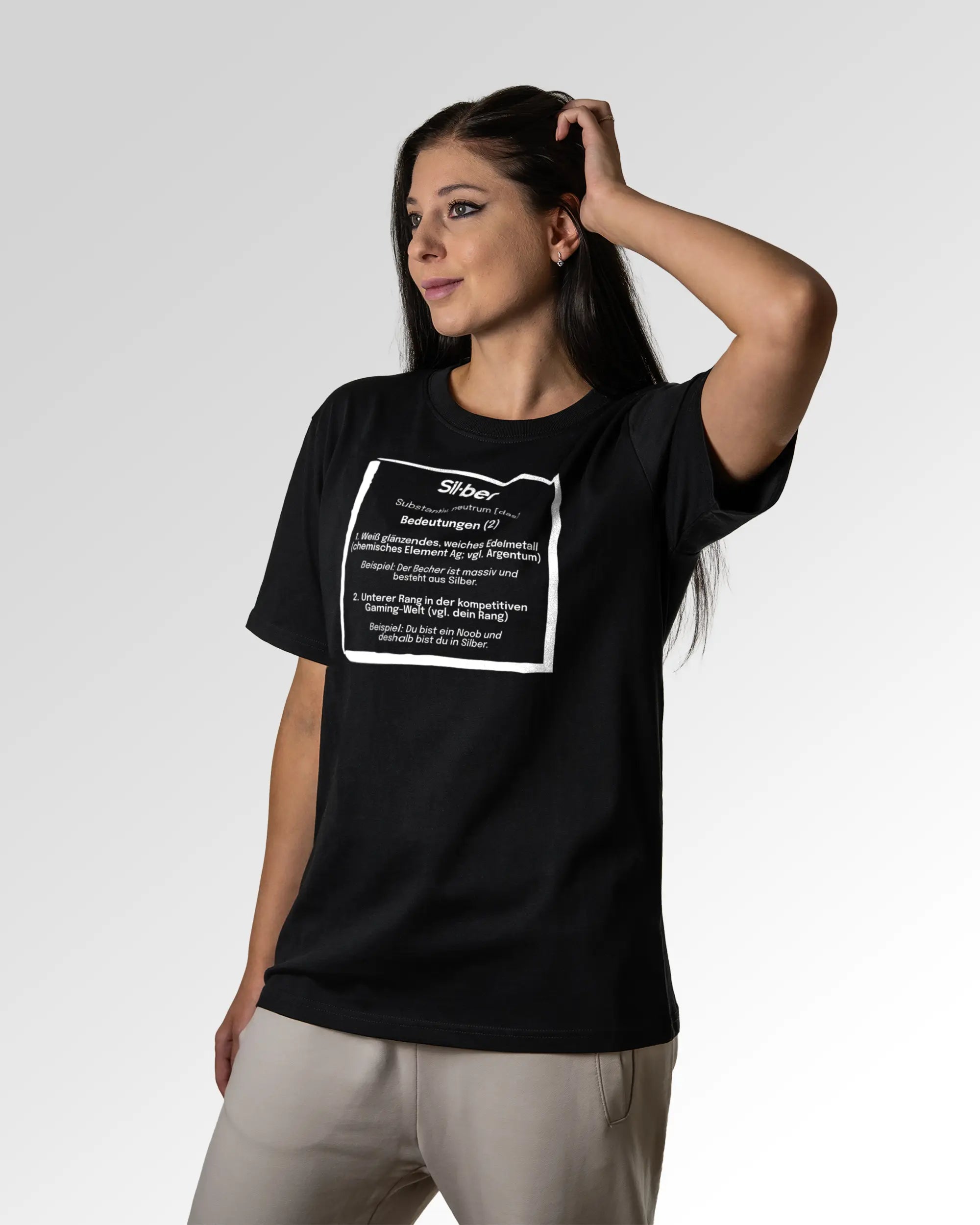 Sekundärer Modelshot der Druckseite des Organic Unisex T-Shirts von Maondo im Heavy Fit mit dem Design Silber for life in der Farbe Black