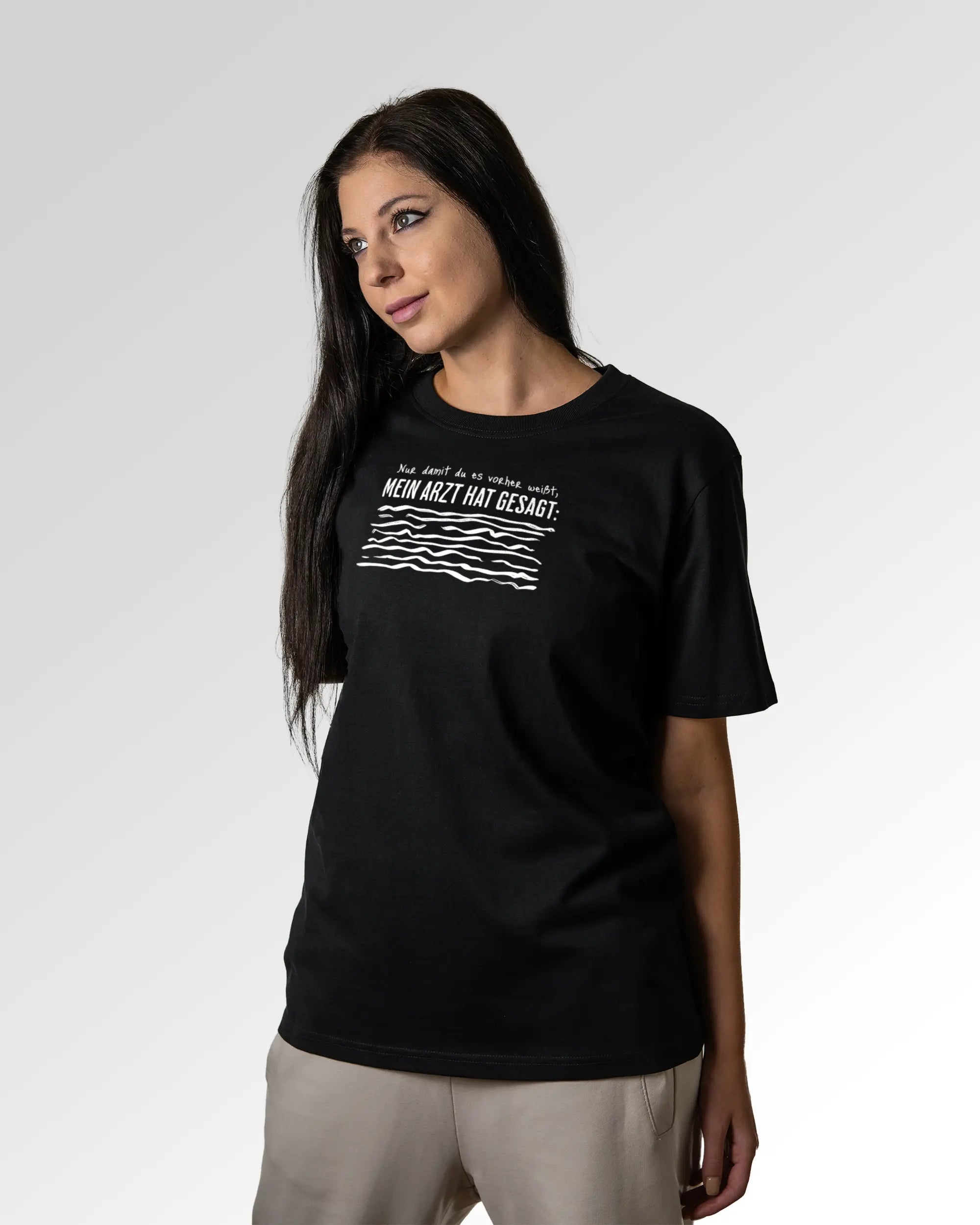 Sekundärer Modelshot der Druckseite des Organic Unisex T-Shirts von Maondo im Heavy Fit mit dem Design Anamnese in der Farbe Black