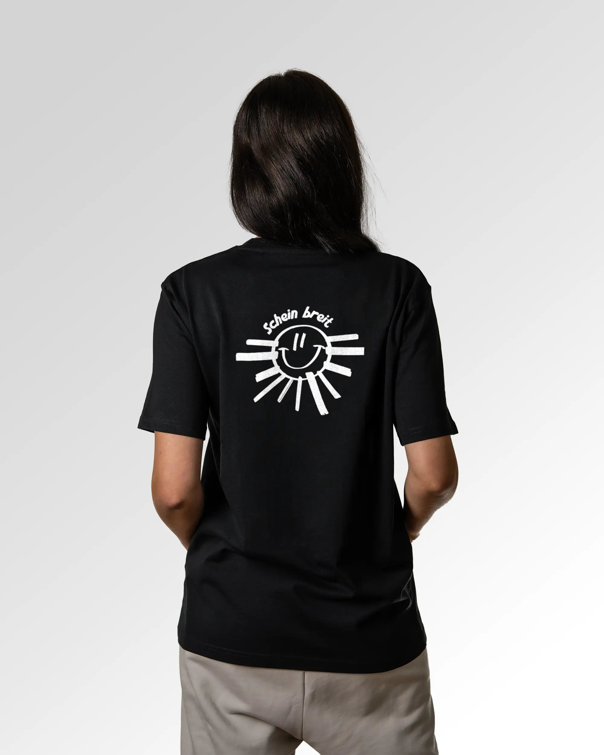 Sekundärer Modelshot der Druckseite des Organic Unisex T-Shirts von Maondo im Heavy Fit mit dem Design Schein Breit in der Farbe Black