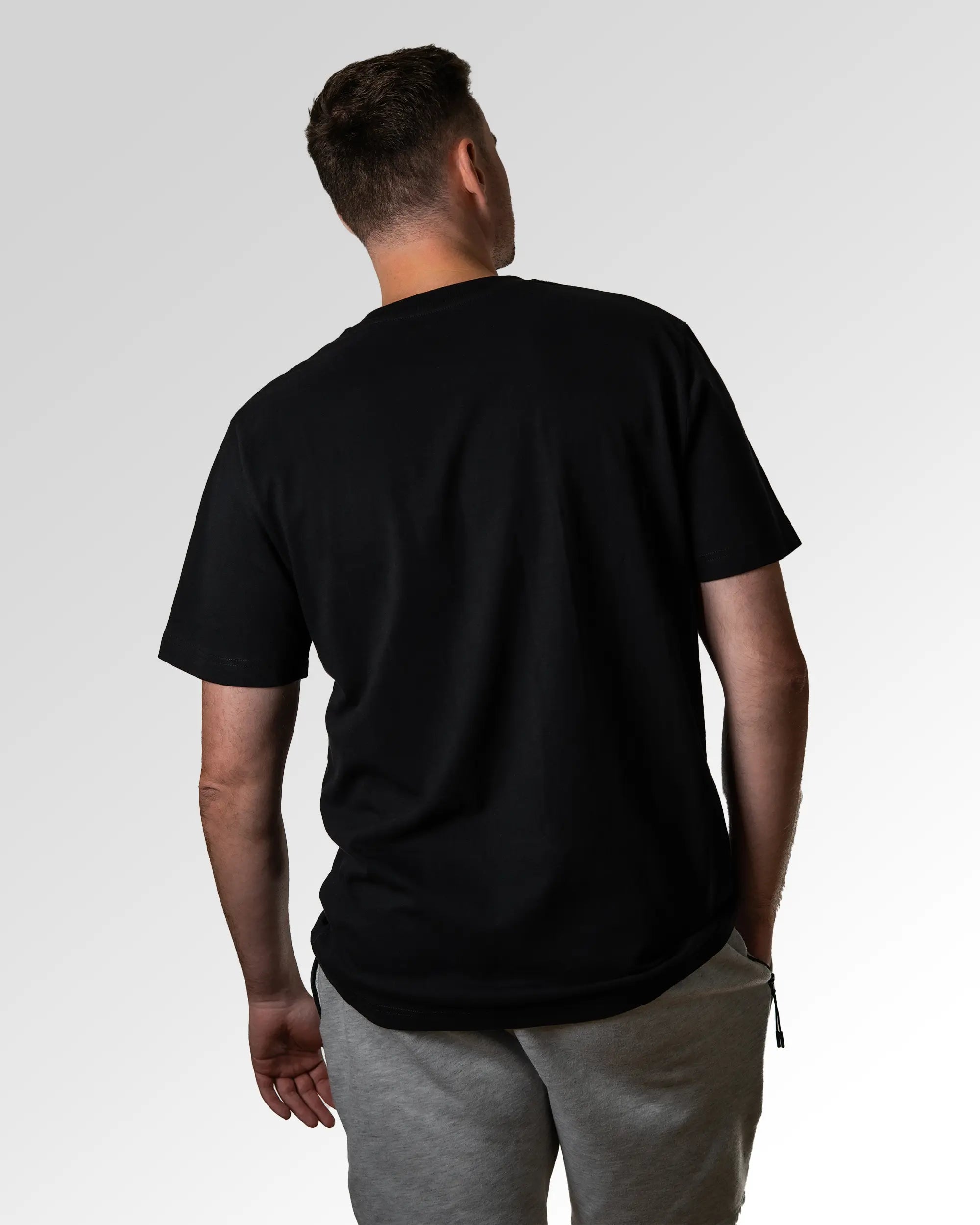 Primärer Modelshot der unbedruckten Seite des Organic Unisex T-Shirts von Maondo im Heavy Fit mit dem Design Krankmeldung in der Farbe Black