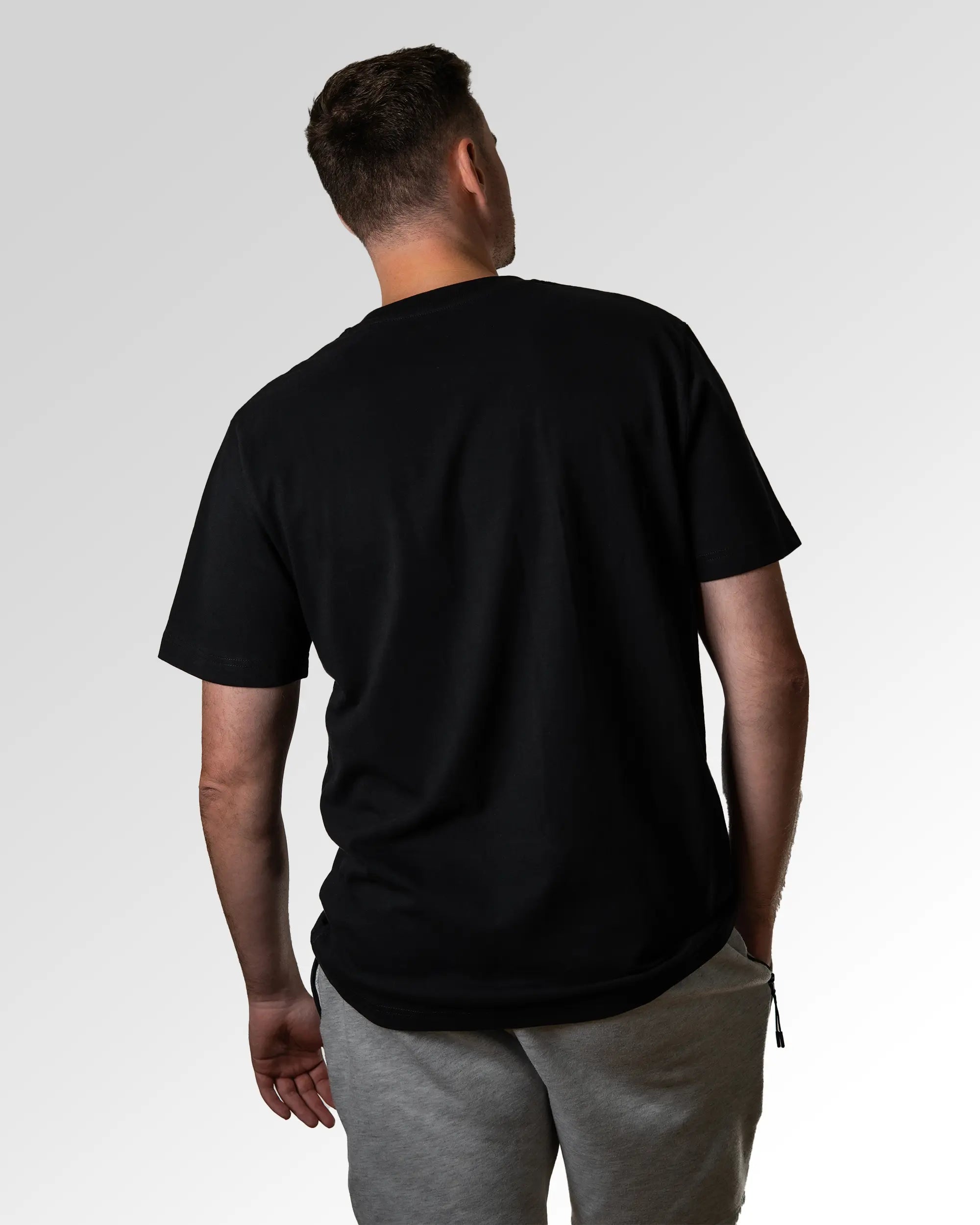 Primärer Modelshot der unbedruckten Seite des Organic Unisex T-Shirts von Maondo im Heavy Fit mit dem Design Ein Brett geben in der Farbe Black