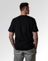 Primärer Modelshot der unbedruckten Seite des Organic Unisex T-Shirts von Maondo im Heavy Fit mit dem Design Blaumachen in der Farbe Black