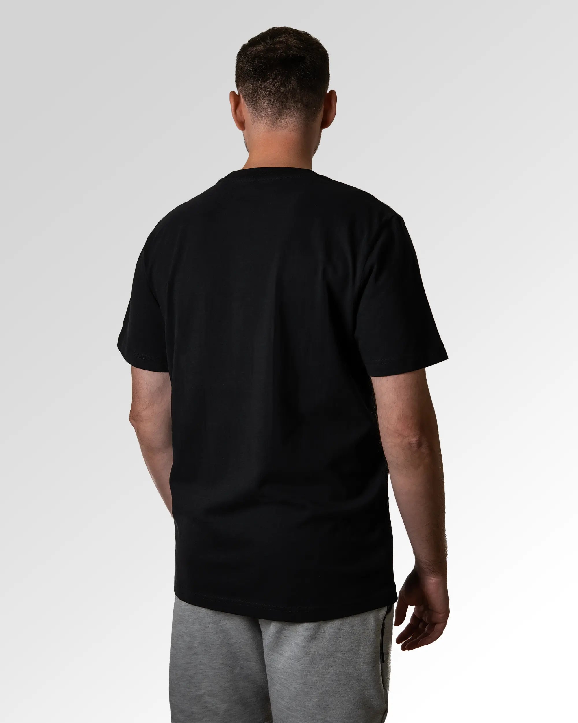 Primärer Modelshot der unbedruckten Seite des Organic Unisex T-Shirts von Maondo im Heavy Fit mit dem Design Lift Longer in der Farbe Black