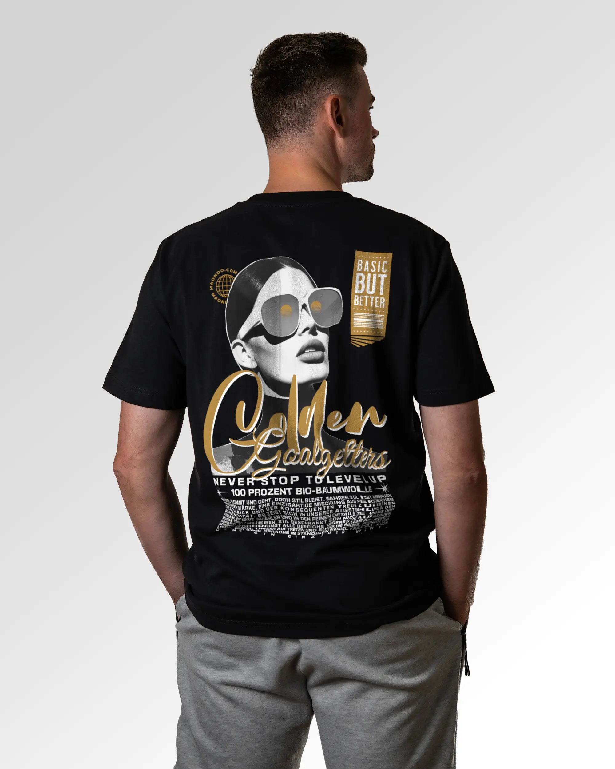 Männlicher Modelshot der sekundären Druckseite des Organic Unisex T-Shirts von Maondo im Relaxed Fit mit dem Design Golden Goalgetters in der Farbe Black