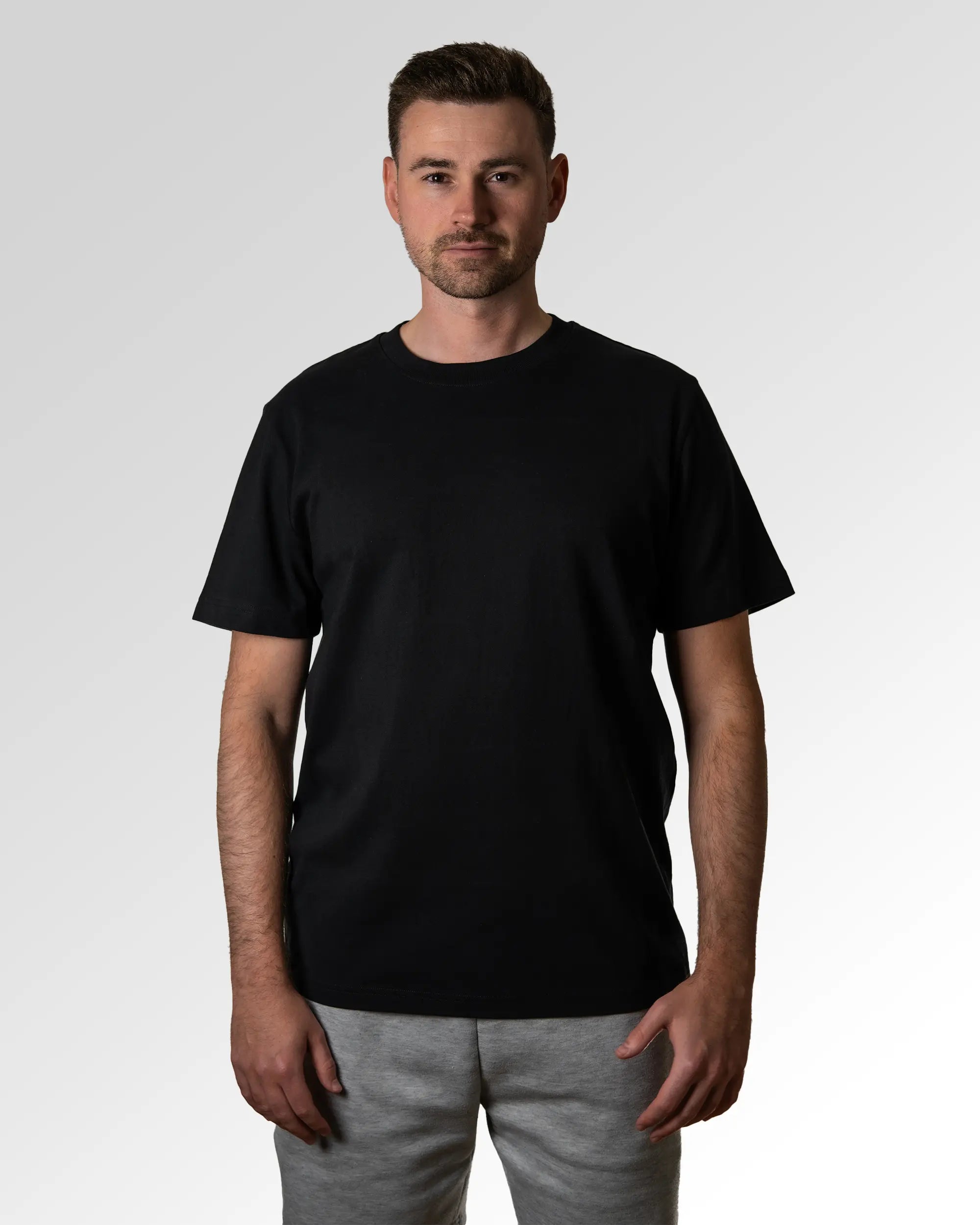 Primärer Modelshot der unbedruckten Seite des Organic Unisex T-Shirts von Maondo im Heavy Fit mit dem Design Double Bamboozled in der Farbe Black