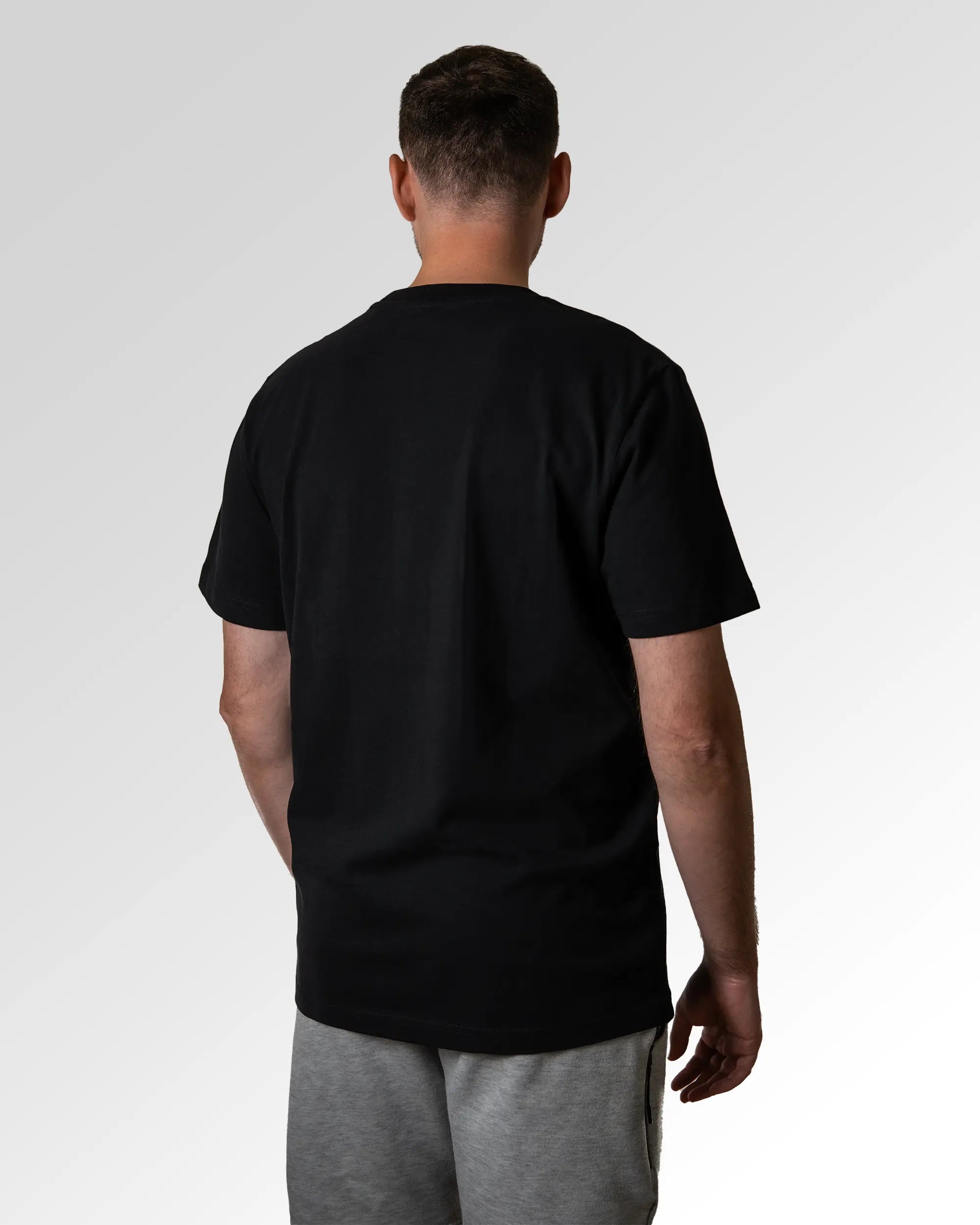 Primärer Modelshot der unbedruckten Seite des Organic Unisex T-Shirts von Maondo im Heavy Fit mit dem Design Silber for life in der Farbe Black