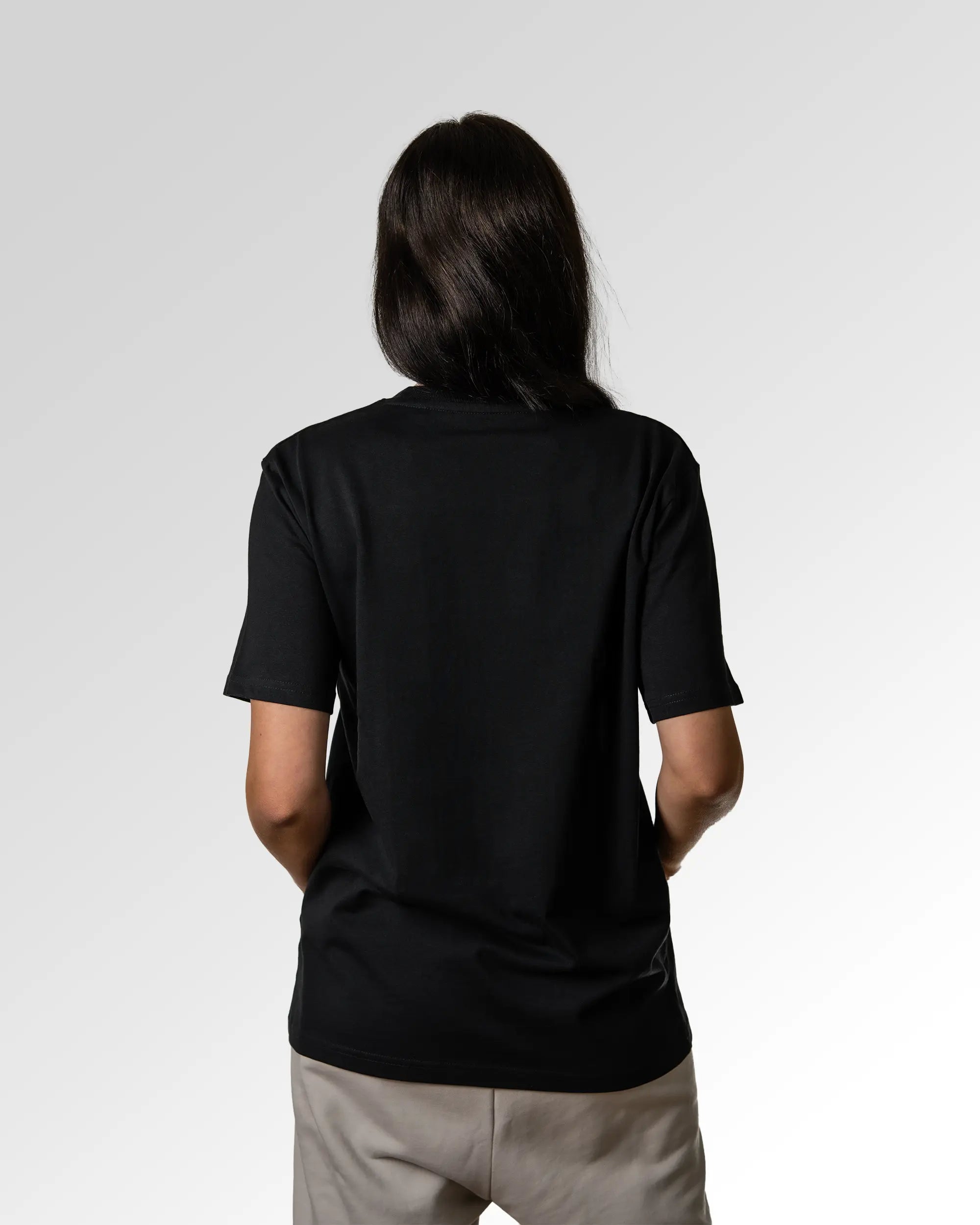 Sekundärer Modelshot der unbedruckten Seite des Organic Unisex T-Shirts von Maondo im Heavy Fit mit dem Design Senpai it is in der Farbe Black