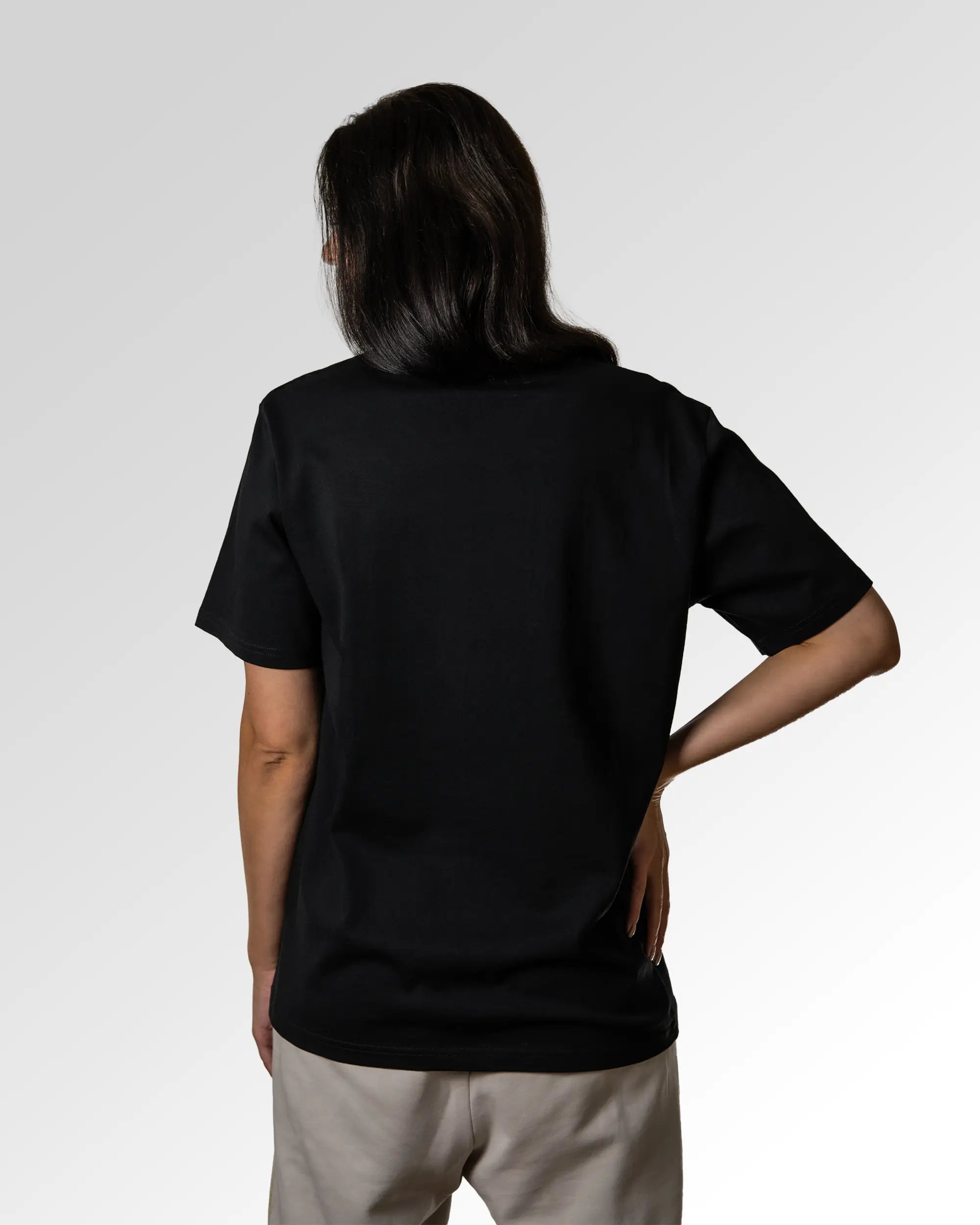 Sekundärer Modelshot der unbedruckten Seite des Organic Unisex T-Shirts von Maondo im Heavy Fit mit dem Design Wake up in der Farbe Black