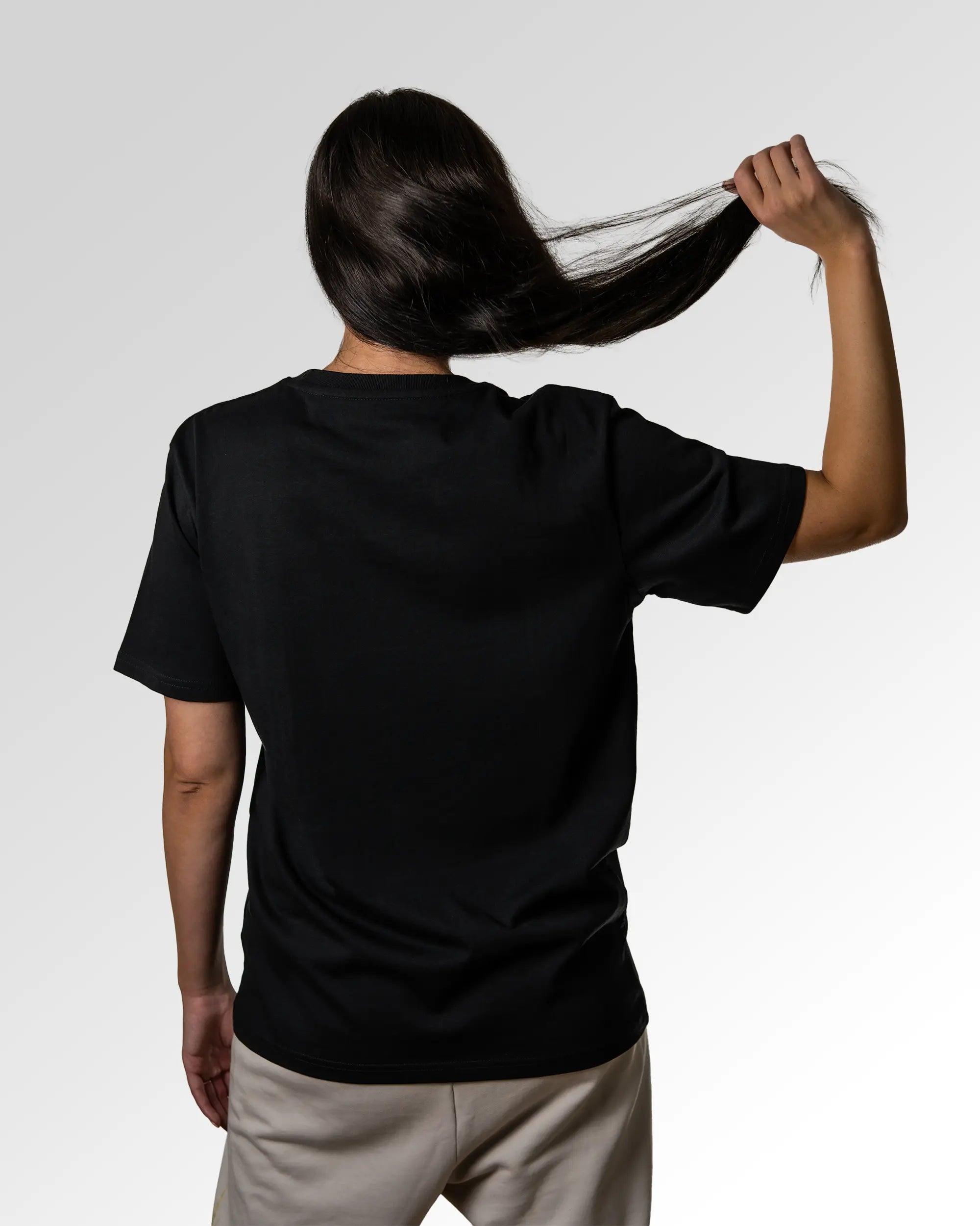 Sekundärer Modelshot der unbedruckten Seite des Organic Unisex T-Shirts von Maondo im Heavy Fit mit dem Design Gutes Leben in der Farbe Black