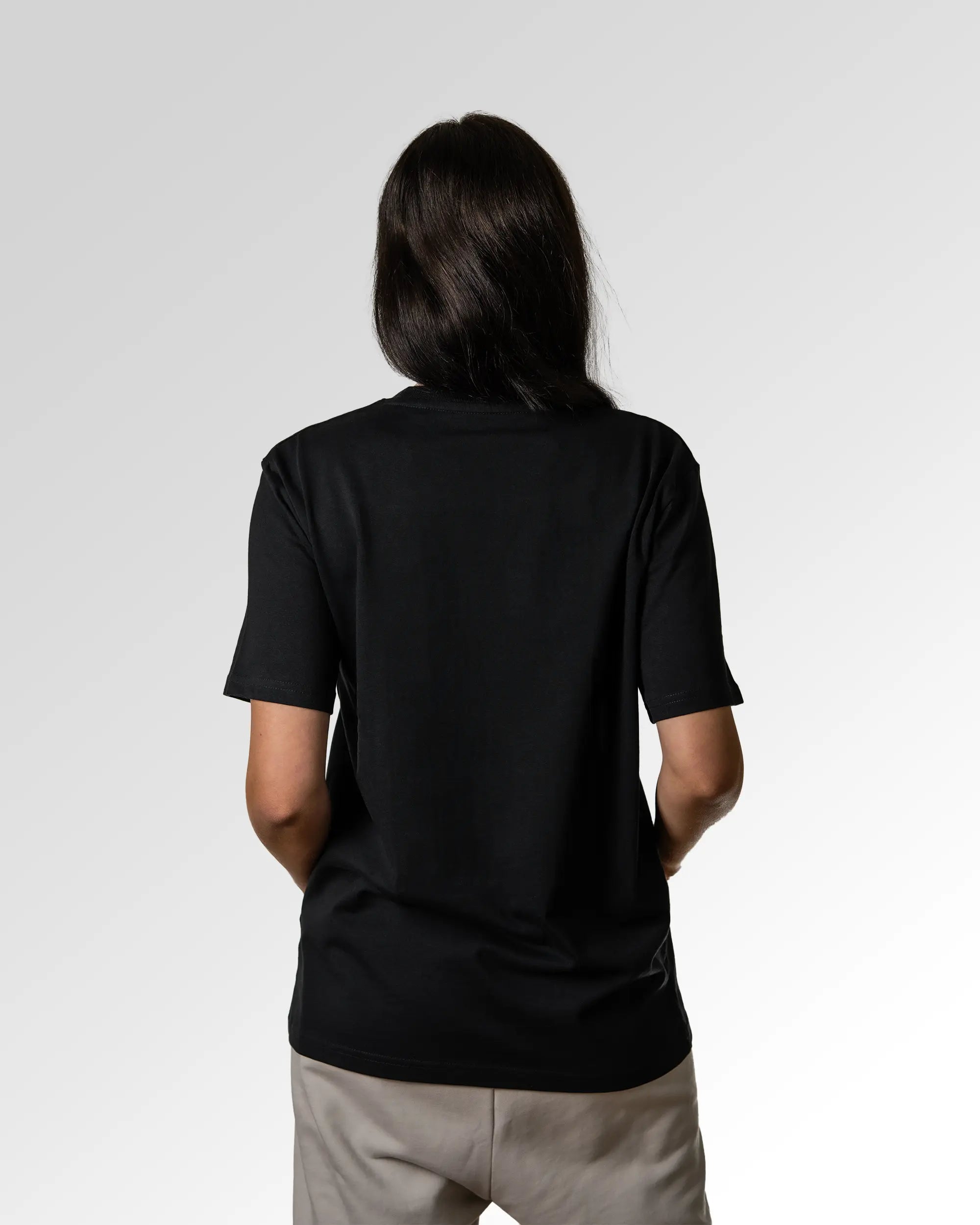 Sekundärer Modelshot der unbedruckten Seite des Organic Unisex T-Shirts von Maondo im Heavy Fit mit dem Design Die richtige Antwort in der Farbe Black