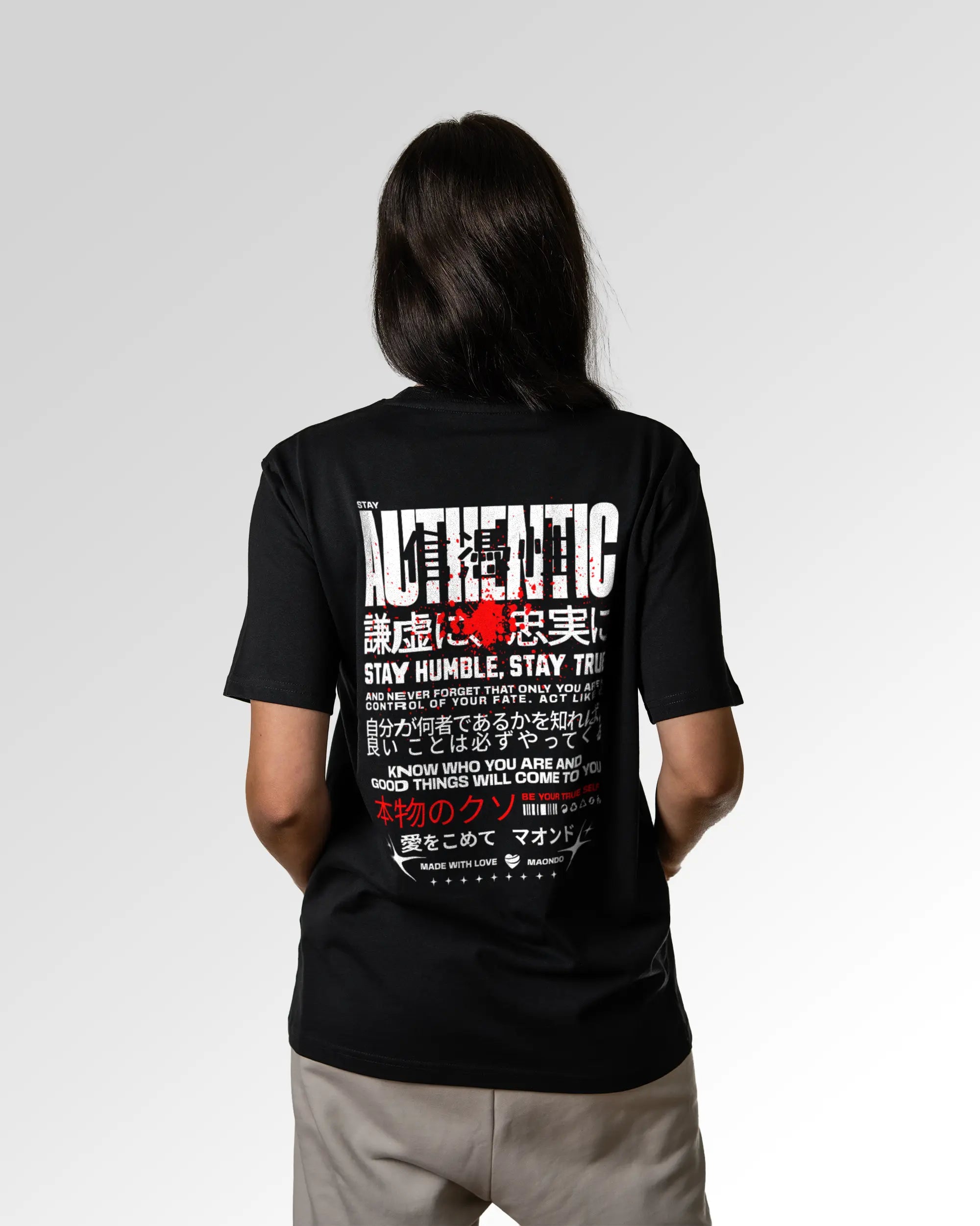 Weiblicher Modelshot der sekundären Druckseite des Organic Unisex T-Shirts von Maondo im Relaxed Fit mit dem Design Authentic Shit in der Farbe Black