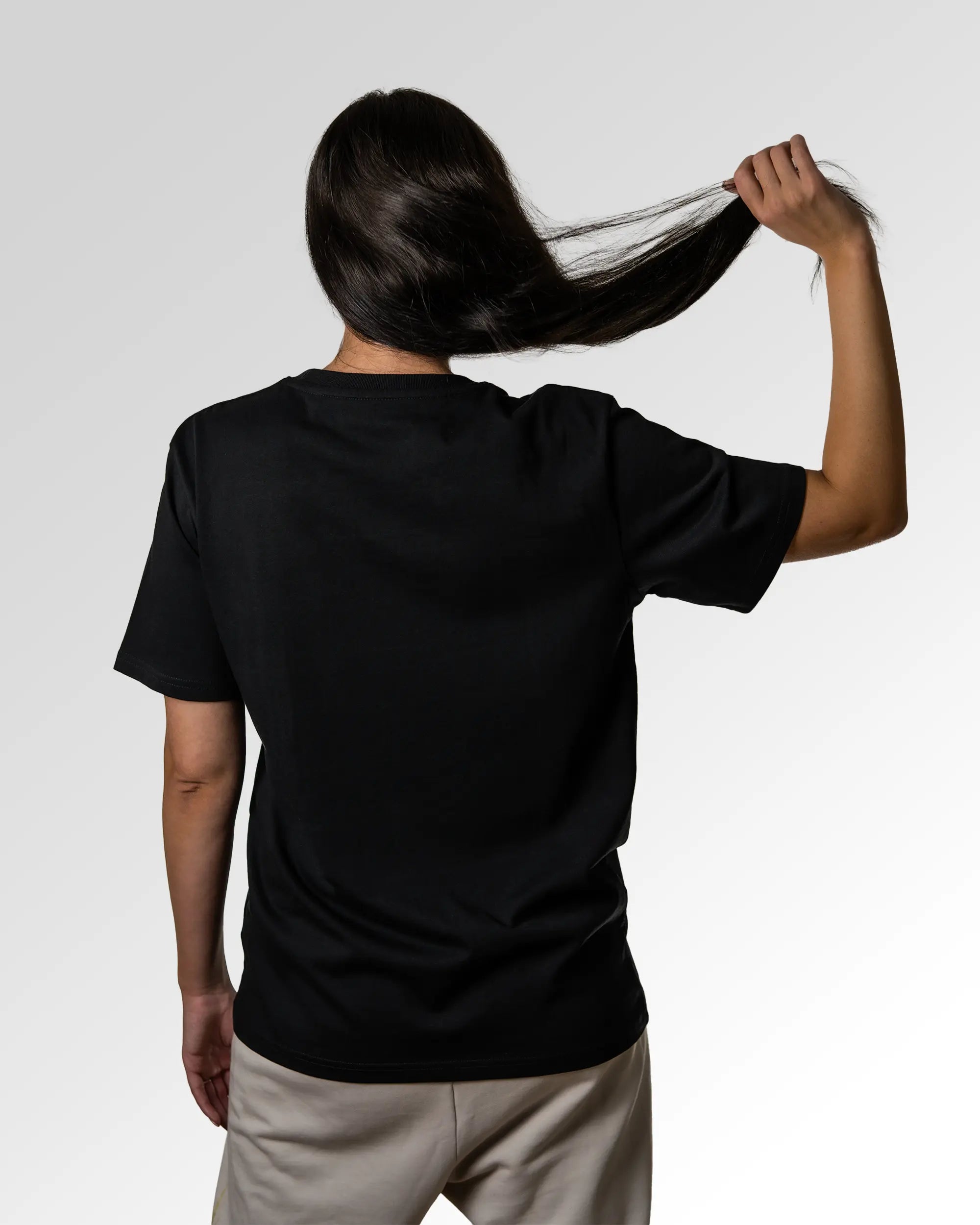 Sekundärer Modelshot der unbedruckten Seite des Organic Unisex T-Shirts von Maondo im Heavy Fit mit dem Design Apex Storytime in der Farbe Black