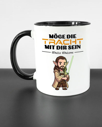 Titelbild, das die linke Seite der beidseitig bedruckten Keramiktasse von Maondo mit dem Design Tracht mit dir in der Farbe Duotone auf einem Holztisch zeigt