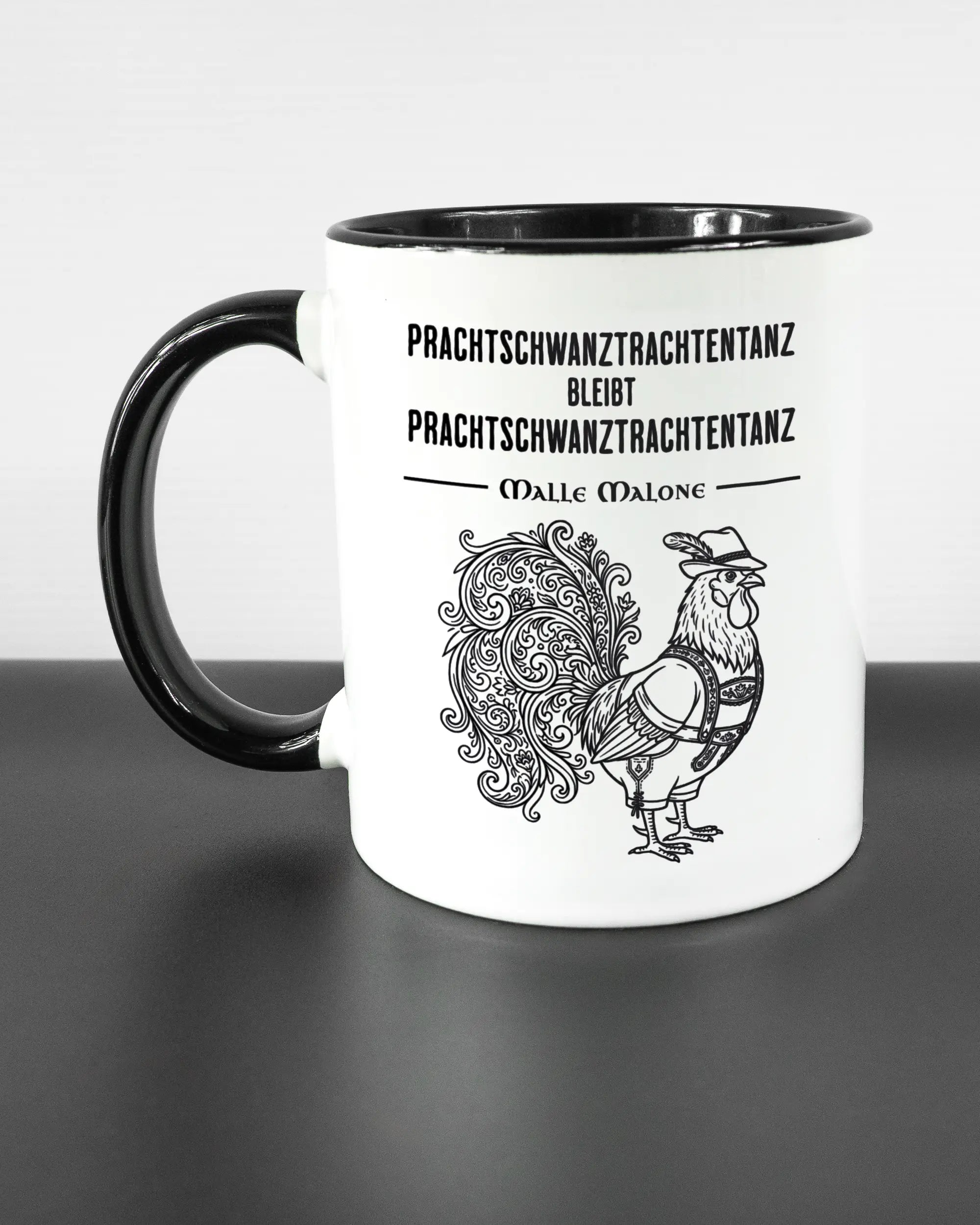 Titelbild, das die linke Seite der beidseitig bedruckten Keramiktasse von Maondo mit dem Design Trachtentanz in der Farbe Duotone auf einem Holztisch zeigt