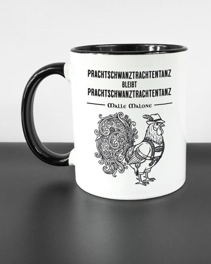 Titelbild, das die linke Seite der beidseitig bedruckten Keramiktasse von Maondo mit dem Design Trachtentanz in der Farbe Duotone auf einem Holztisch zeigt
