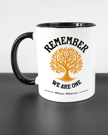 Titelbild, das die linke Seite der beidseitig bedruckten Keramiktasse von Maondo mit dem Design We are one in der Farbe Duotone auf einem Holztisch zeigt