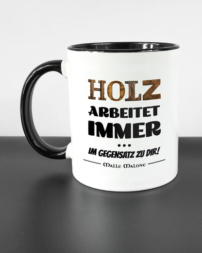 Titelbild, das die linke Seite der beidseitig bedruckten Keramiktasse von Maondo mit dem Design Holzarbeit in der Farbe Duotone auf einem Holztisch zeigt