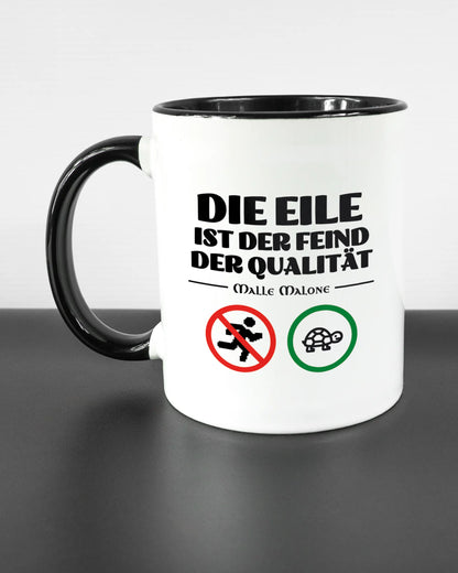 Titelbild, das die linke Seite der beidseitig bedruckten Keramiktasse von Maondo mit dem Design Keine Eile in der Farbe Duotone auf einem Holztisch zeigt