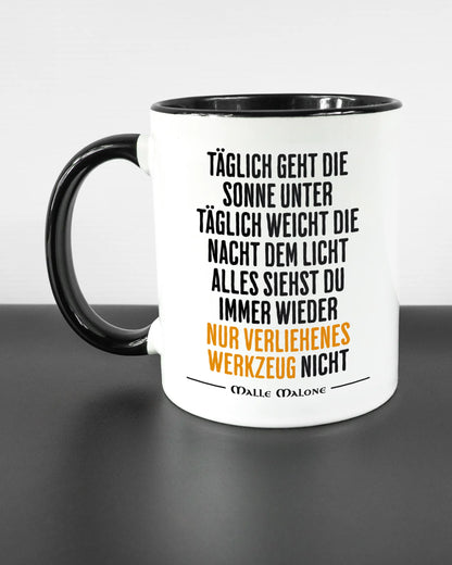 Titelbild, das die linke Seite der beidseitig bedruckten Keramiktasse von Maondo mit dem Design Wegzeug in der Farbe Duotone auf einem Holztisch zeigt