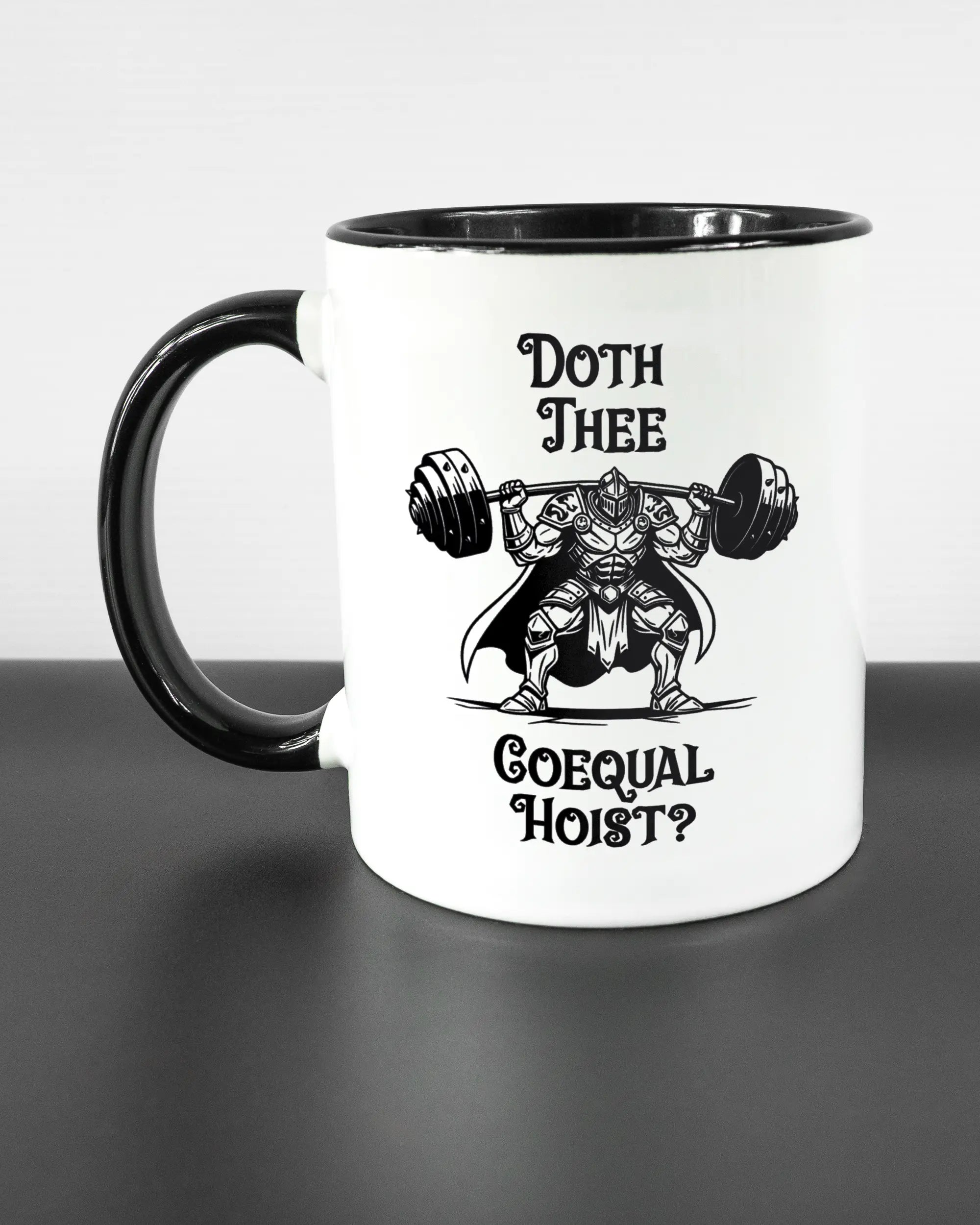 Titelbild, das die linke Seite der beidseitig bedruckten Keramiktasse von Maondo mit dem Design Hoist Mode in der Farbe Duotone auf einem Holztisch zeigt