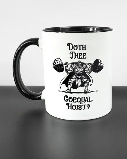 Titelbild, das die linke Seite der beidseitig bedruckten Keramiktasse von Maondo mit dem Design Hoist Mode in der Farbe Duotone auf einem Holztisch zeigt