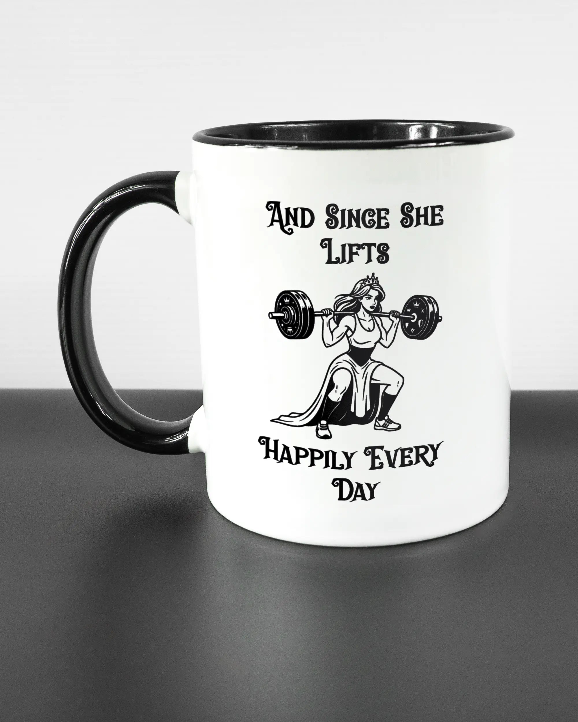 Titelbild, das die linke Seite der beidseitig bedruckten Keramiktasse von Maondo mit dem Design Princess Lift in der Farbe Duotone auf einem Holztisch zeigt