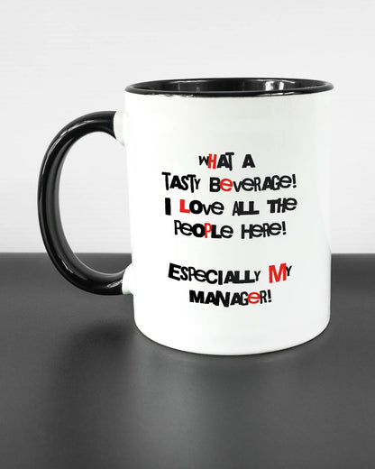 Titelbild, das die linke Seite der beidseitig bedruckten Keramiktasse von Maondo mit dem Design Help me in der Farbe Duotone auf einem Holztisch zeigt