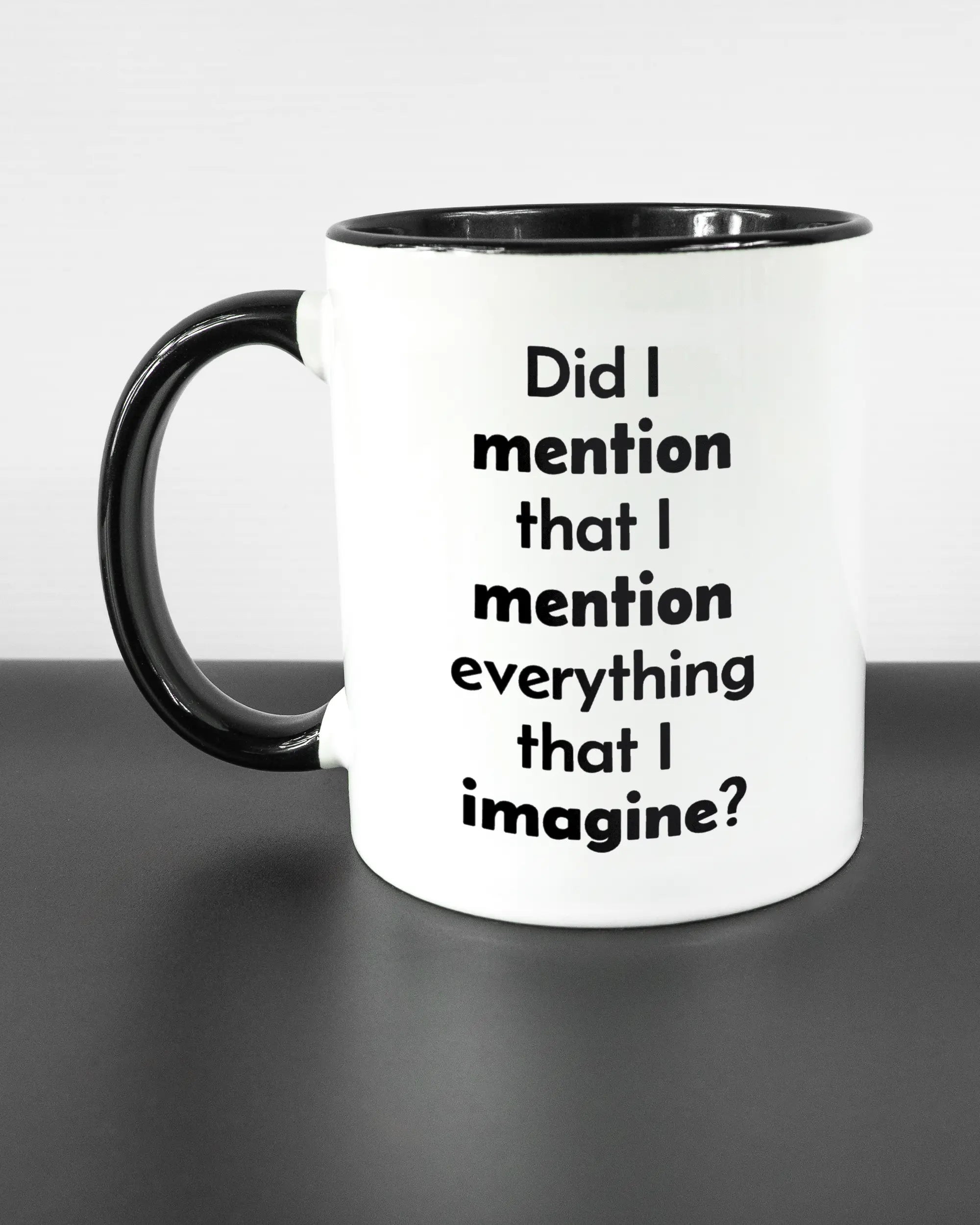 Titelbild, das die linke Seite der beidseitig bedruckten Keramiktasse von Maondo mit dem Design Did I mention in der Farbe Duotone auf einem Holztisch zeigt