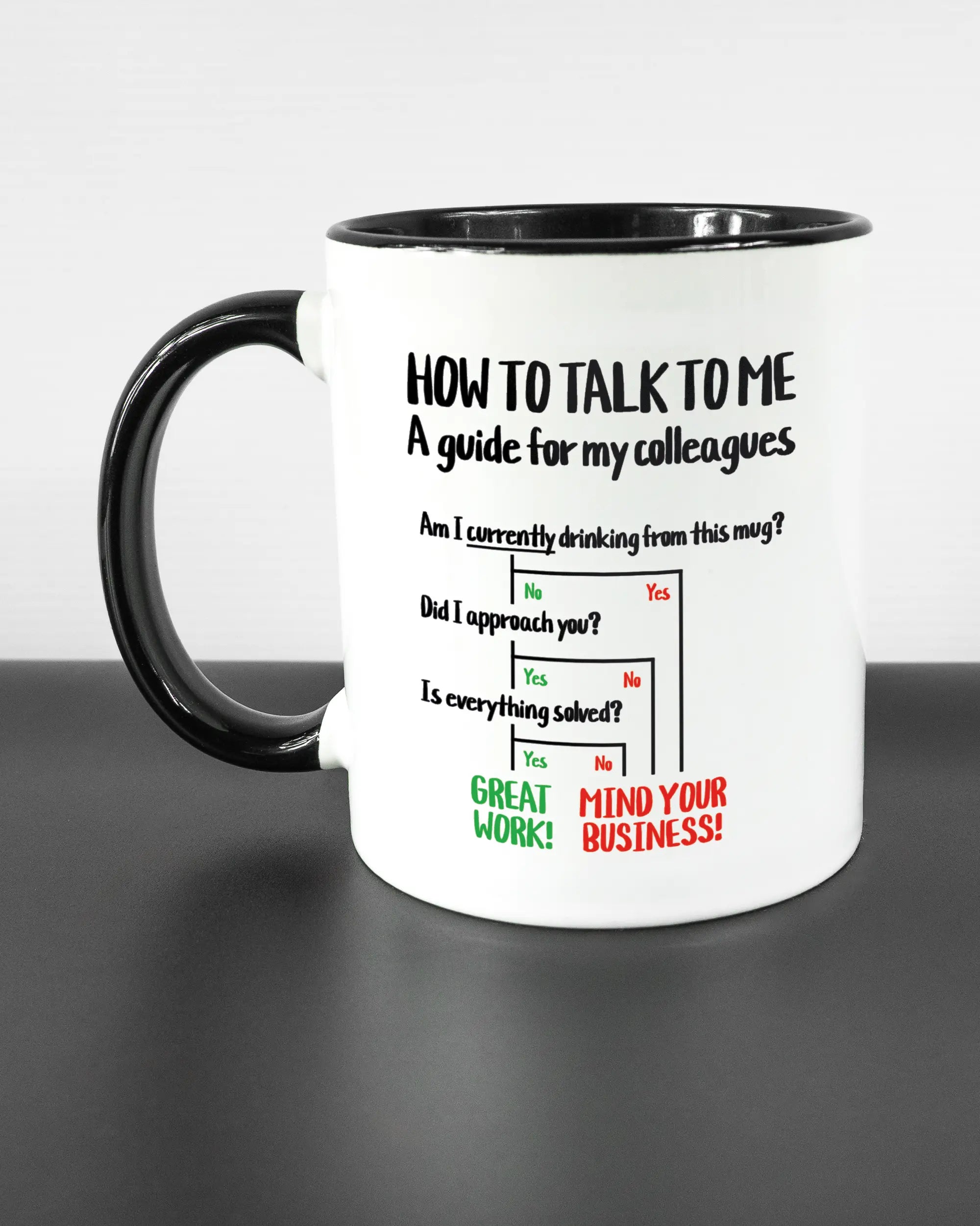 Titelbild, das die linke Seite der beidseitig bedruckten Keramiktasse von Maondo mit dem Design Colleagues Guide in der Farbe Duotone auf einem Holztisch zeigt