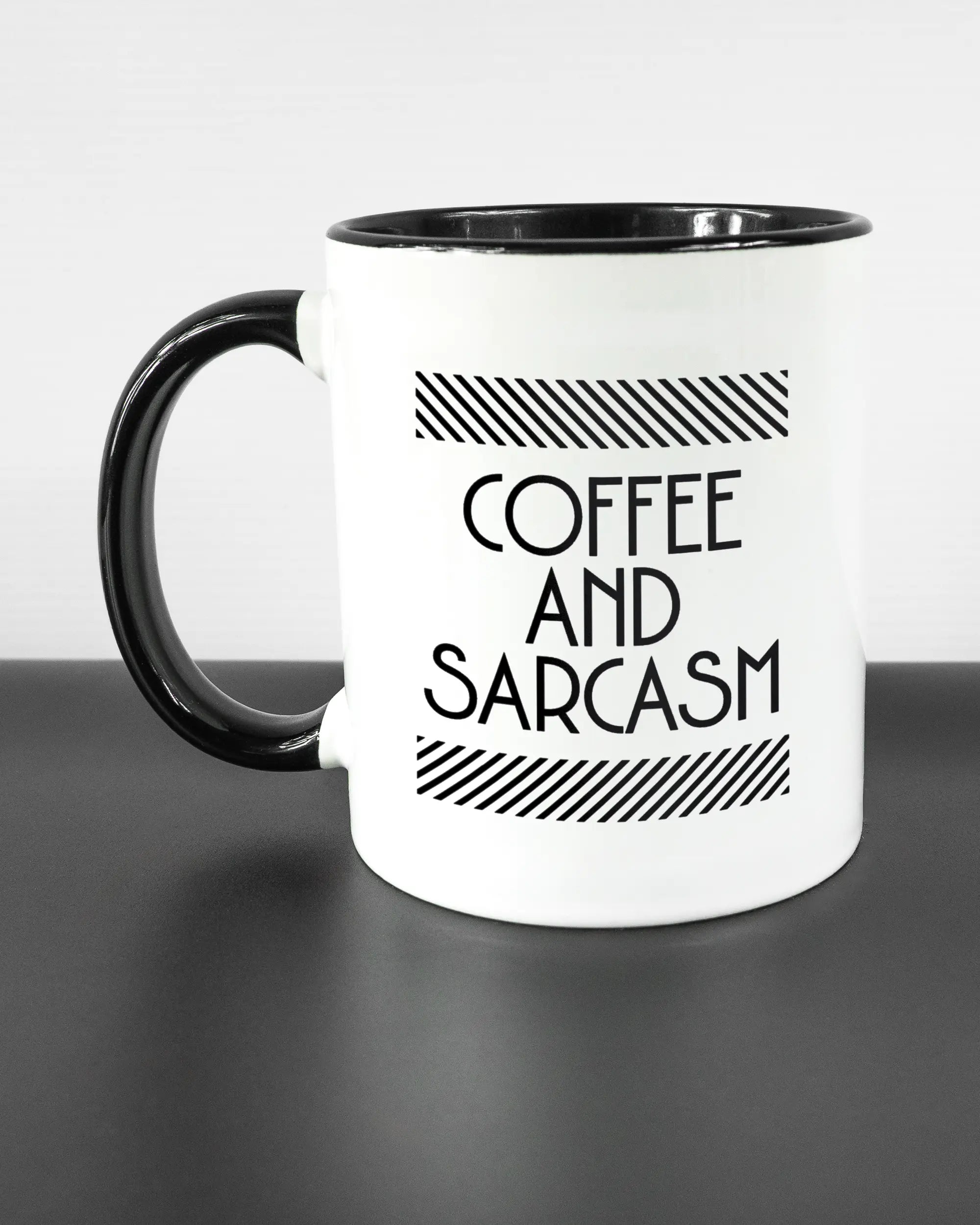 Titelbild, das die linke Seite der beidseitig bedruckten Keramiktasse von Maondo mit dem Design Sarcastic Cup in der Farbe Duotone auf einem Holztisch zeigt