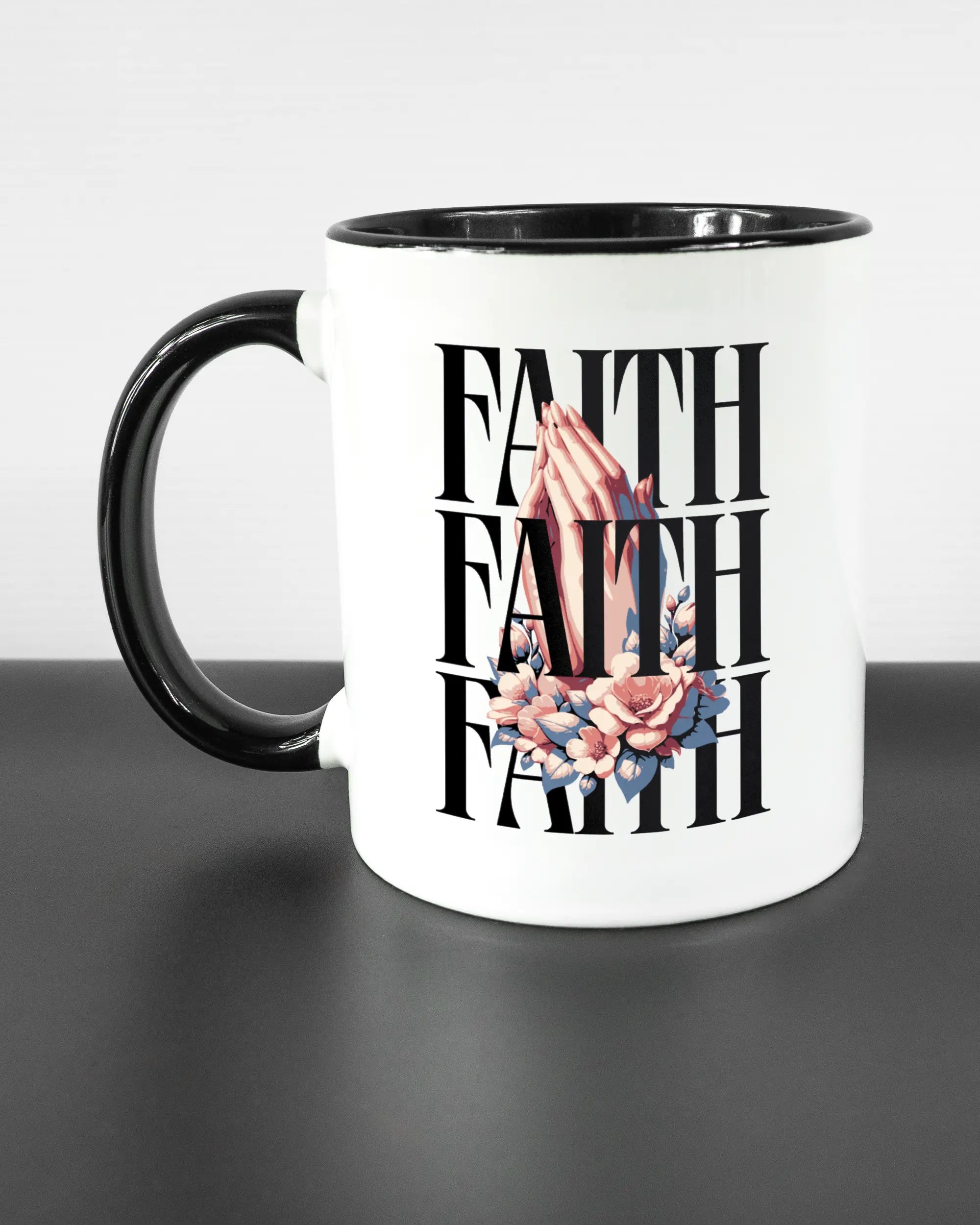 Titelbild, das die linke Seite der beidseitig bedruckten Keramiktasse von Maondo mit dem Design Faith X3 in der Farbe Duotone auf einem Holztisch zeigt