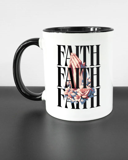 Titelbild, das die linke Seite der beidseitig bedruckten Keramiktasse von Maondo mit dem Design Faith X3 in der Farbe Duotone auf einem Holztisch zeigt
