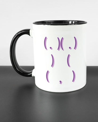 Titelbild, das die linke Seite der beidseitig bedruckten Keramiktasse von Maondo mit dem Design Body Language in der Farbe Duotone auf einem Holztisch zeigt