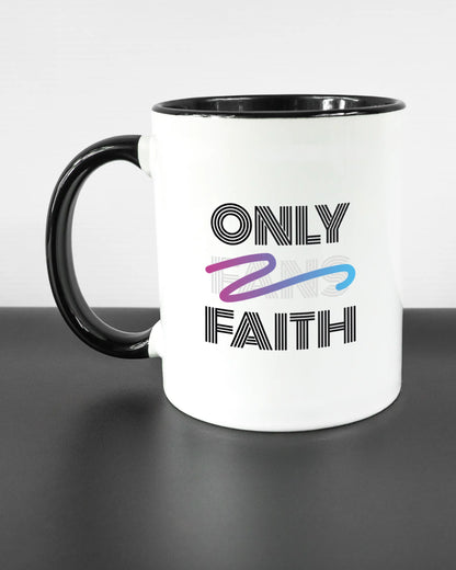 Titelbild, das die linke Seite der beidseitig bedruckten Keramiktasse von Maondo mit dem Design Only Faith in der Farbe Duotone auf einem Holztisch zeigt