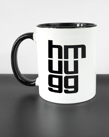 Titelbild, das die linke Seite der beidseitig bedruckten Keramiktasse von Maondo mit dem Design Hug Mug in der Farbe Duotone auf einem Holztisch zeigt